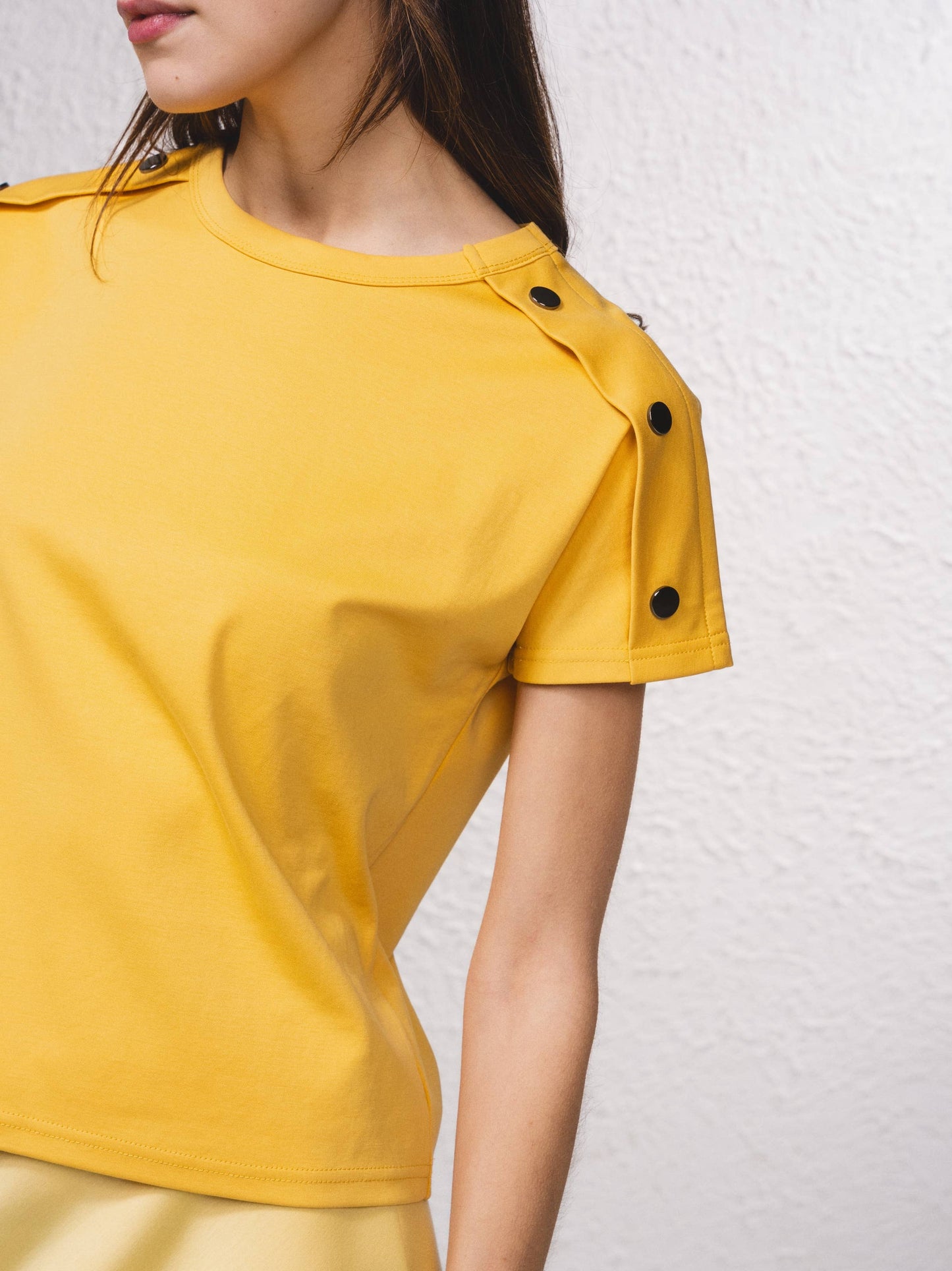 T-shirt in cotone con bottoni decorativi sulle maniche