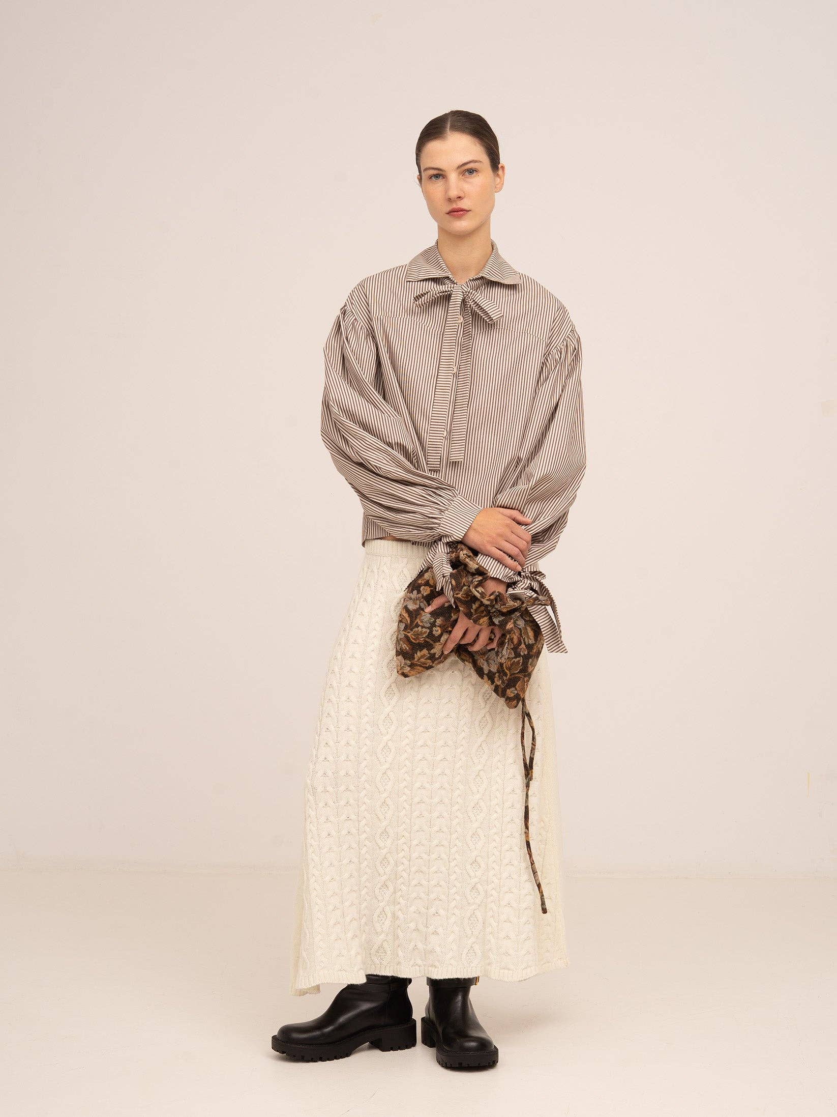 Pochette a sacchetto floreale marrone
