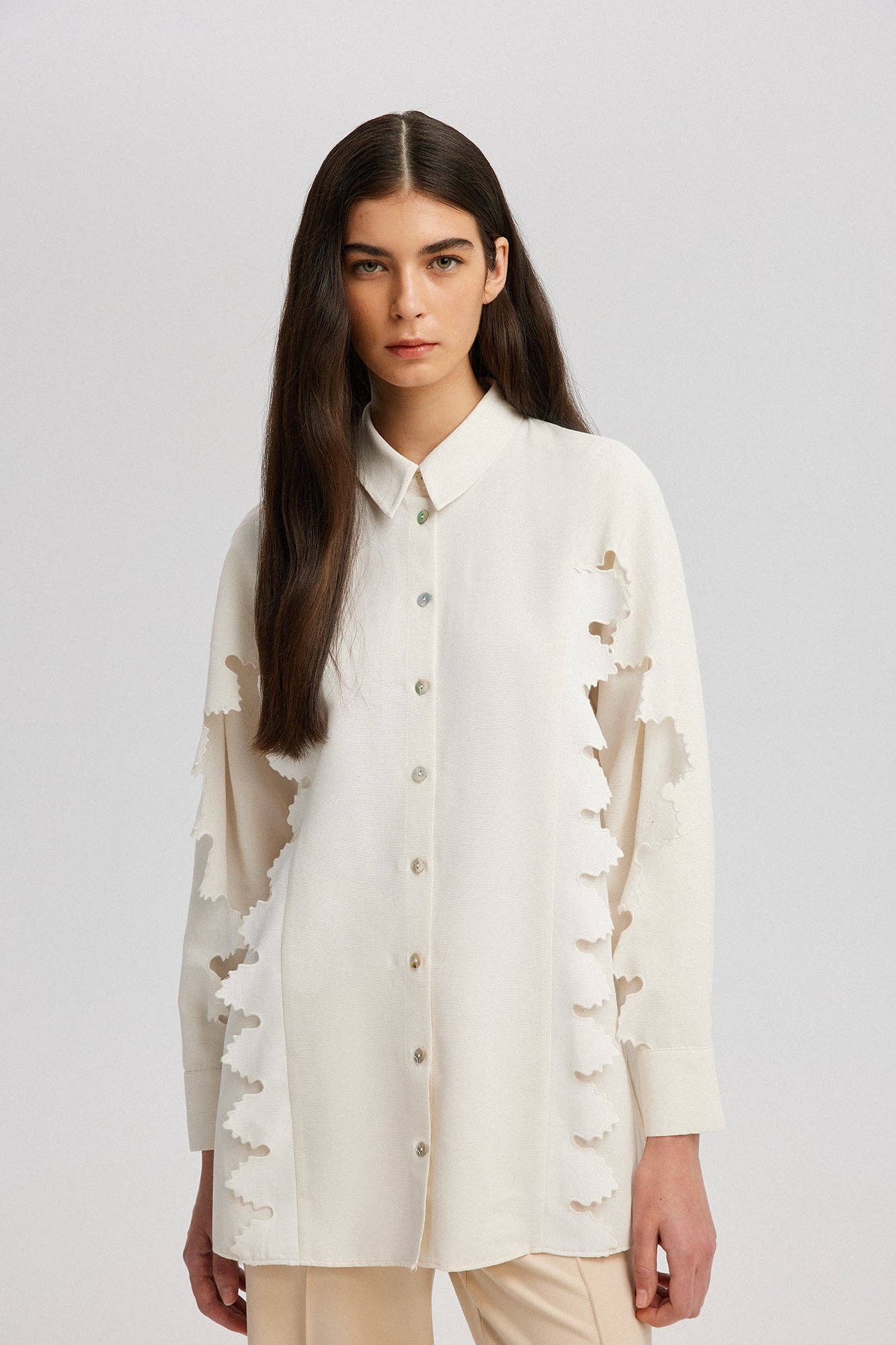 Camicia in lino testurizzata con dettagli ricamati