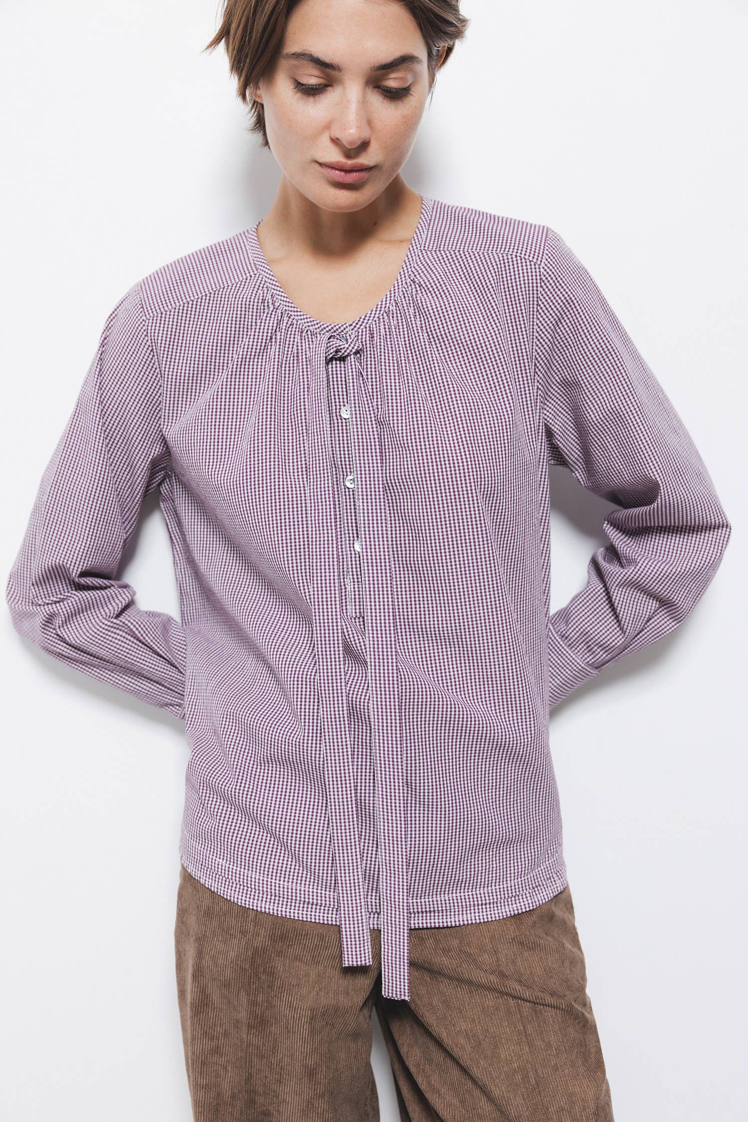 Blusa a quadretti con fiocco e bottoni a contrasto