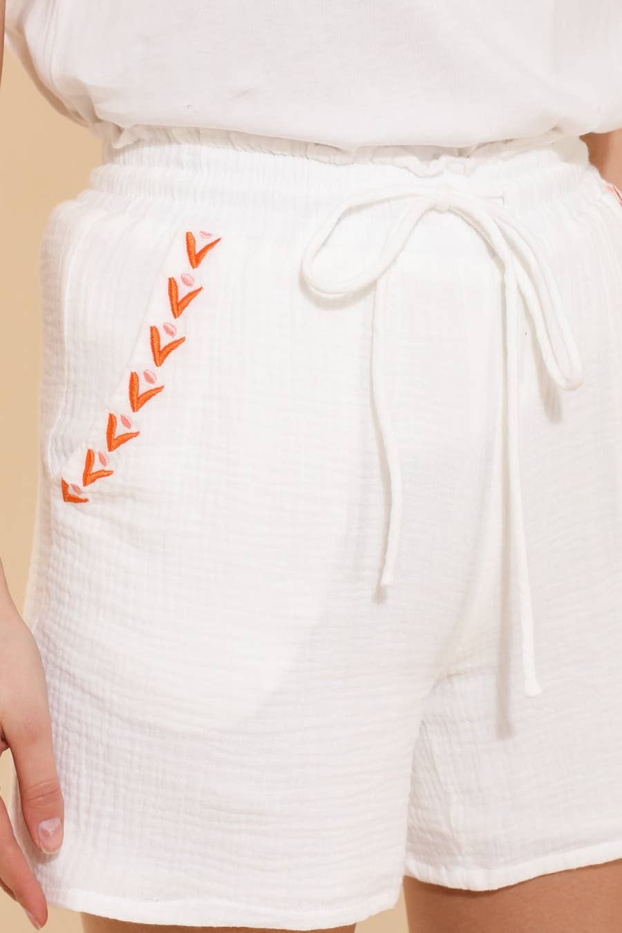 Short in garza di cotone con ricamo e cintura