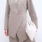 Completo elegante con blazer asimmetrico e pantaloni palazzo con bottoni gioiello