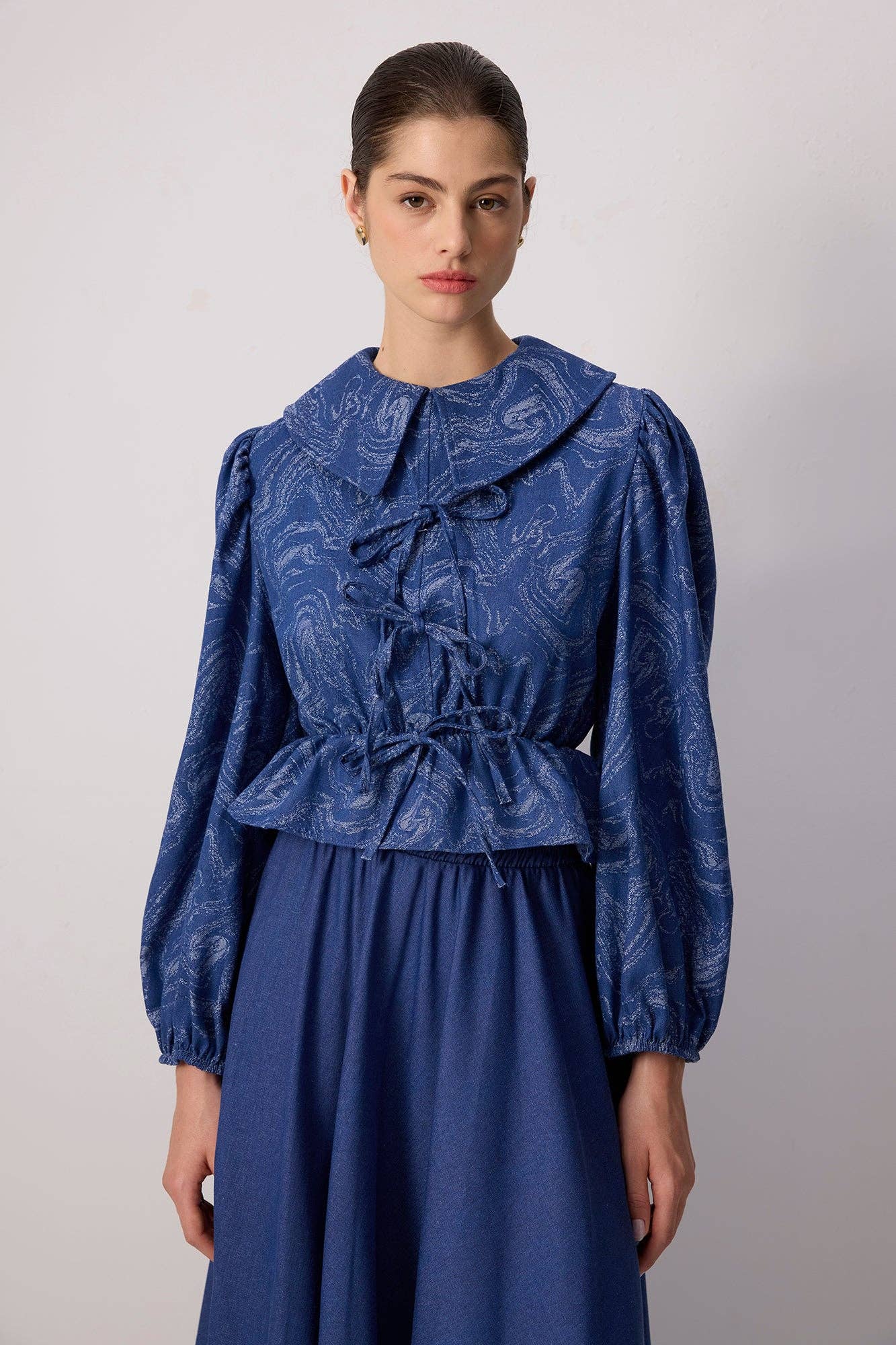 Completo in denim con tunica e gonna a fantasia