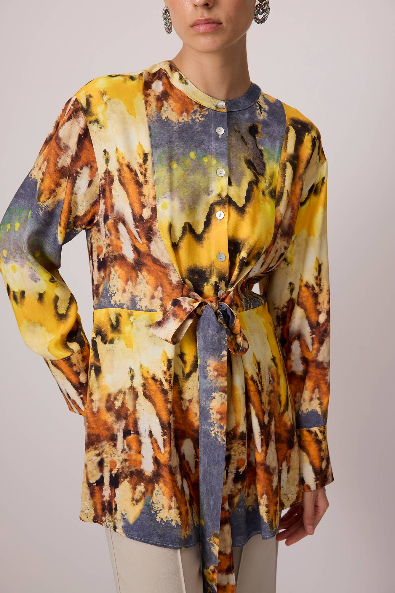 Tunica in viscosa multicolor con stampa astratta e cintura