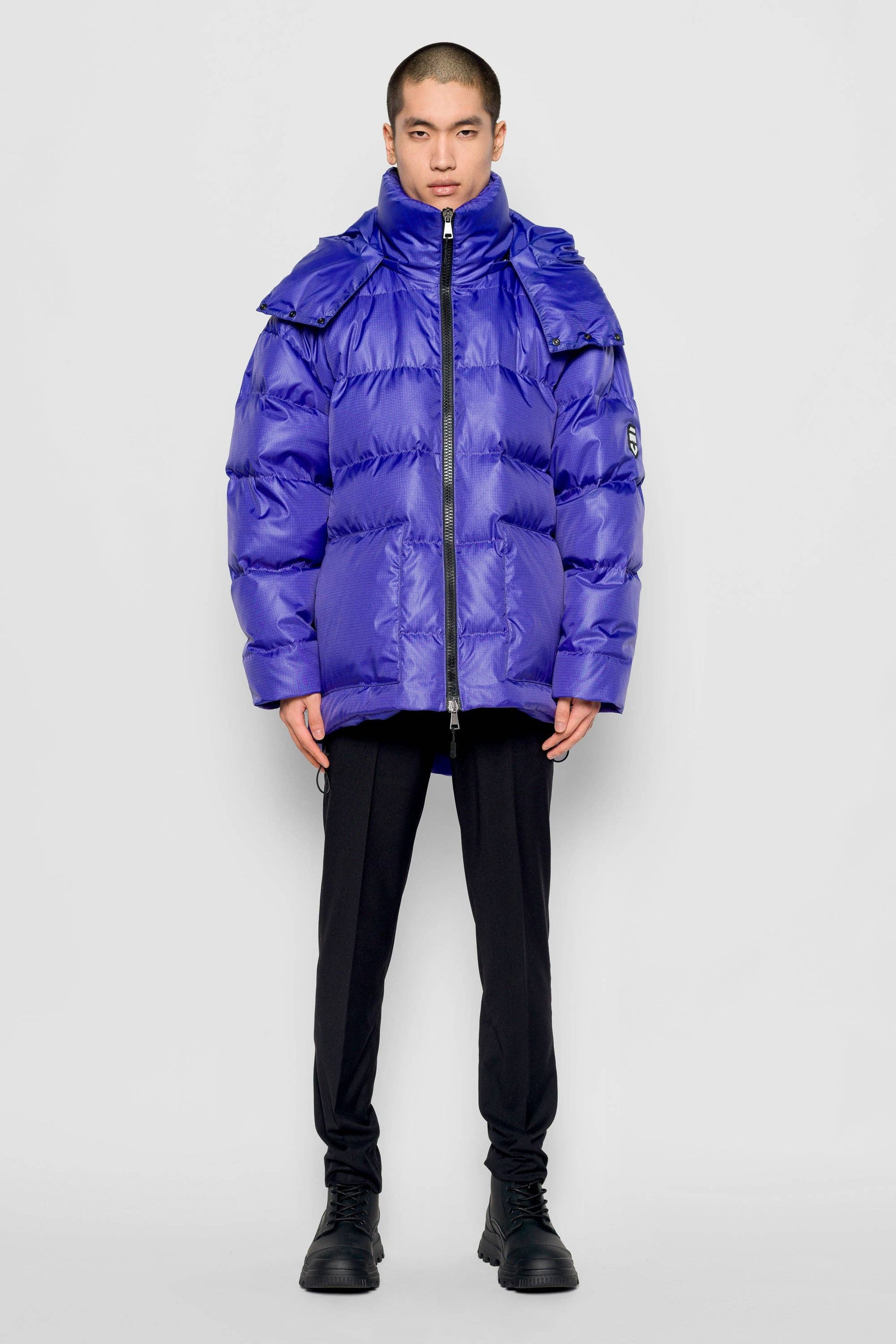 Piumino oversize viola con cappuccio removibile