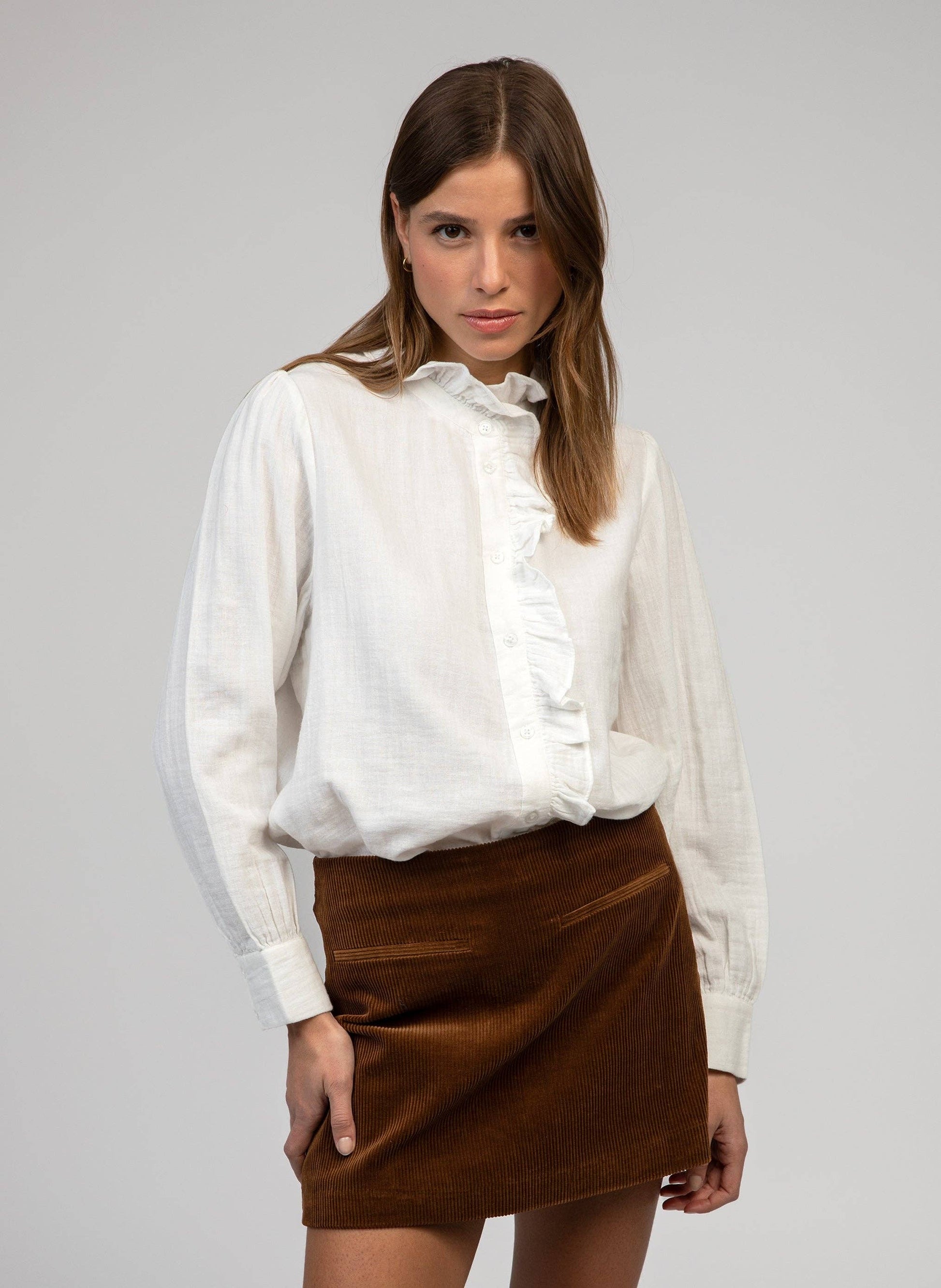 Camicia bianca in voile di cotone con rouches