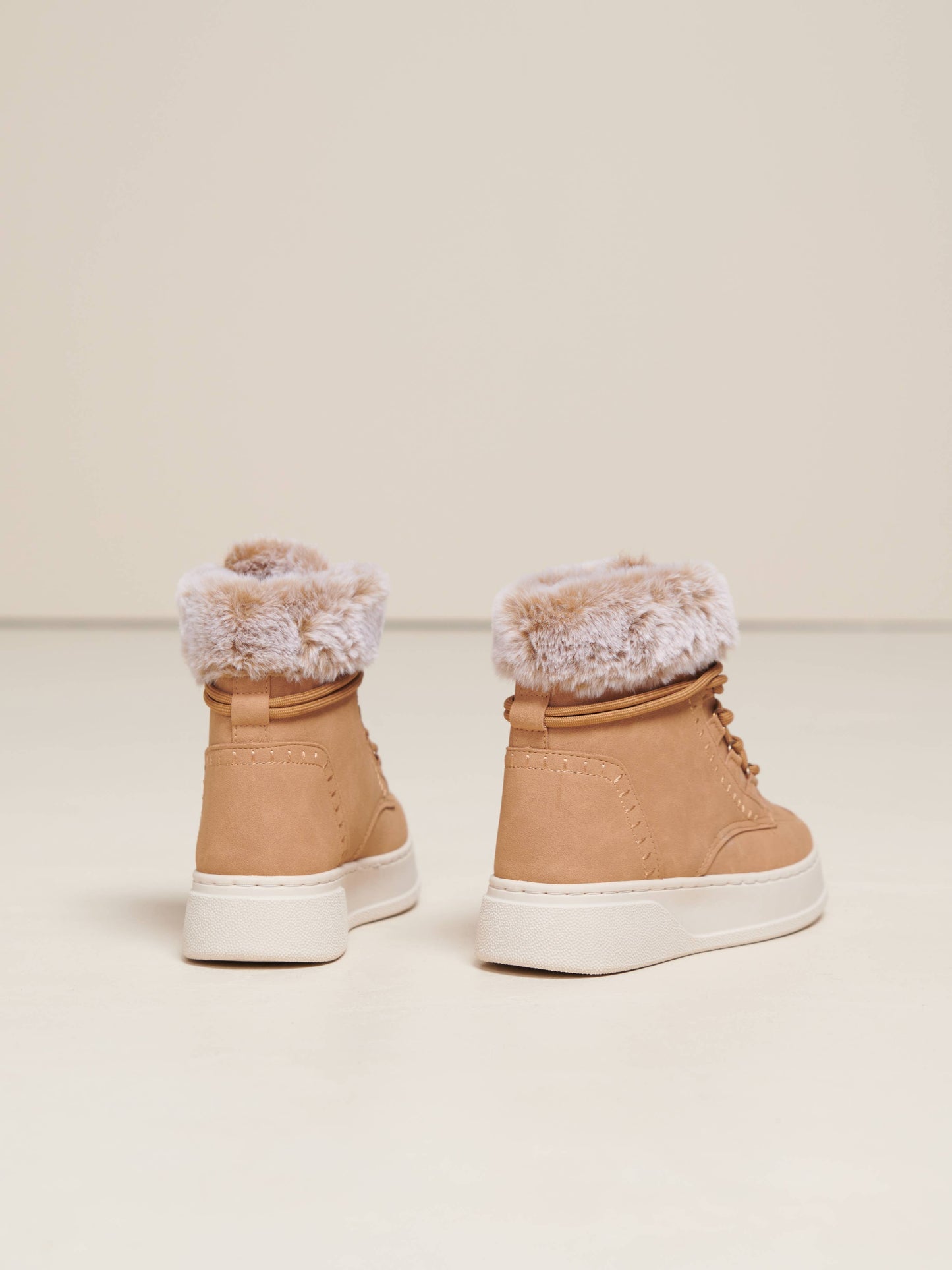 Stivali in eco-pelle con bordo in pelliccia