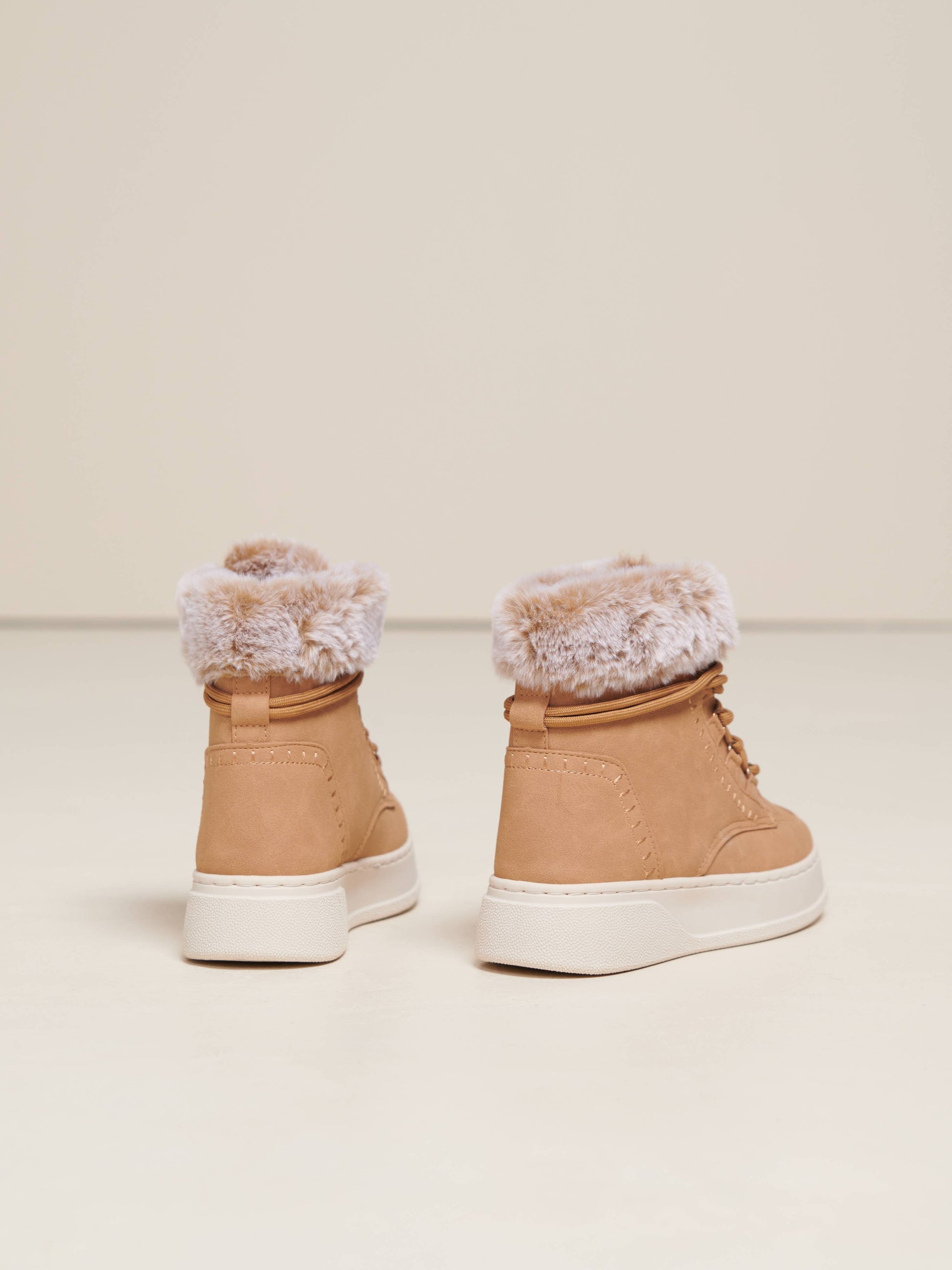 Stivali in eco-pelle con bordo in pelliccia