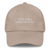 Cappellino da baseball "Cool Girls Drink Matcha" ricamato