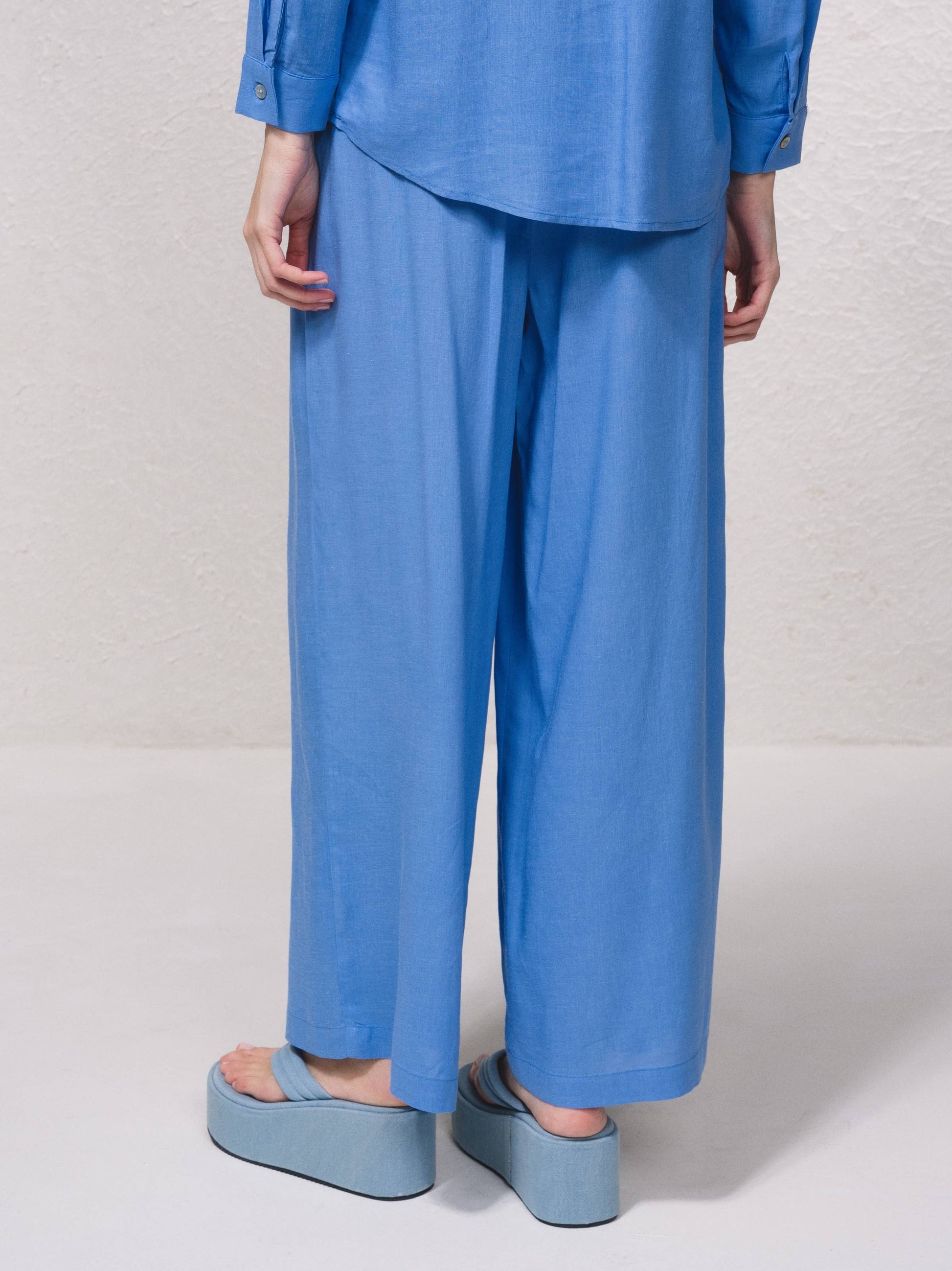 Pantaloni ampi e fluidi in misto lino blu