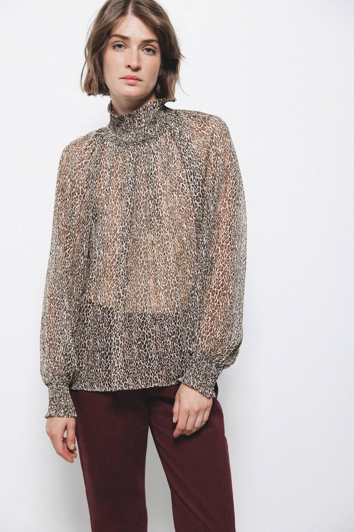 Blusa semitrasparente animalier con collo alto