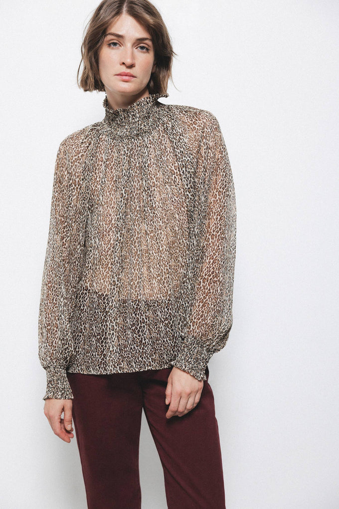 Blusa semitrasparente animalier con collo alto
