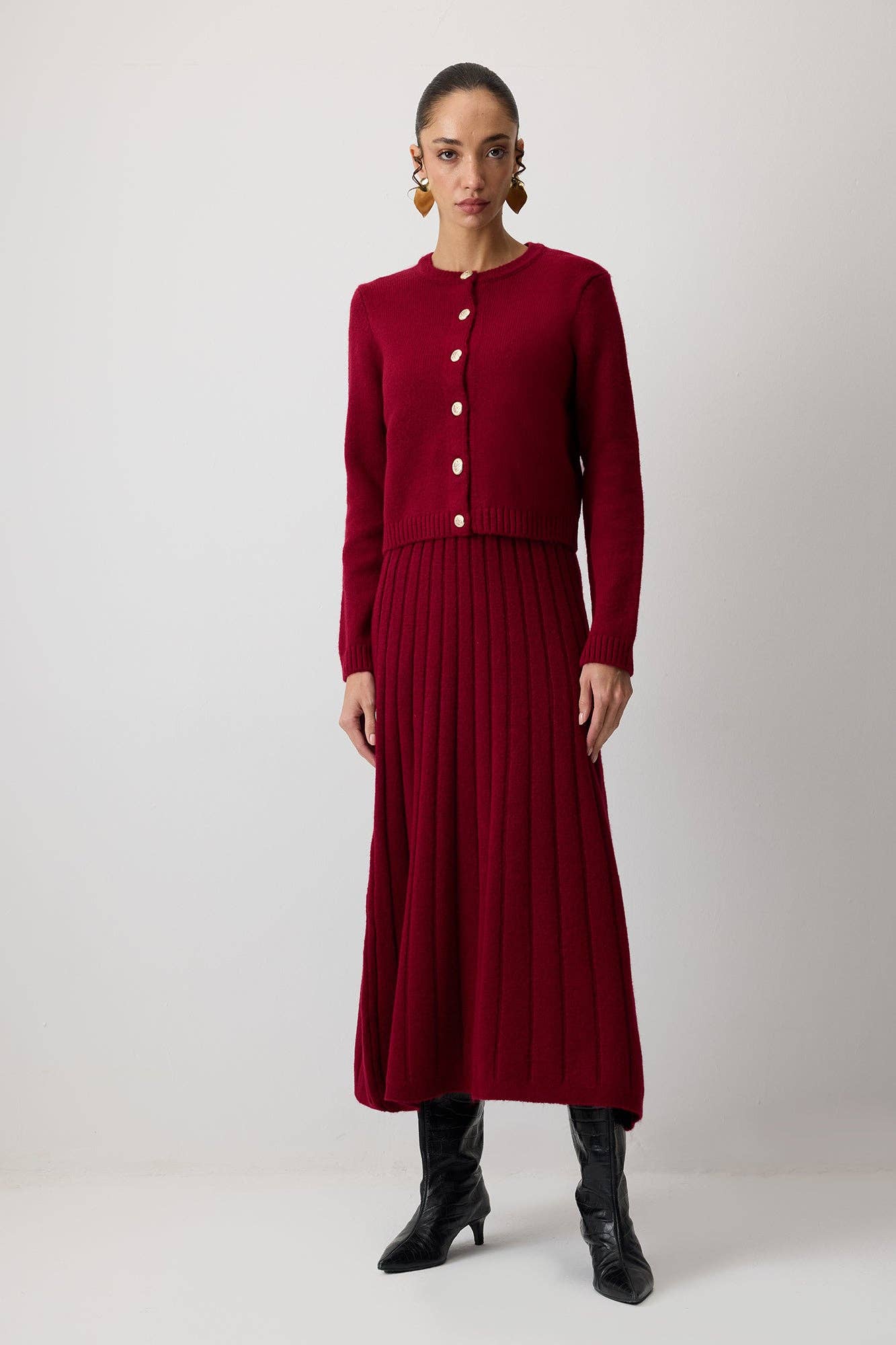 Completo in maglia con cardigan e gonna plissé