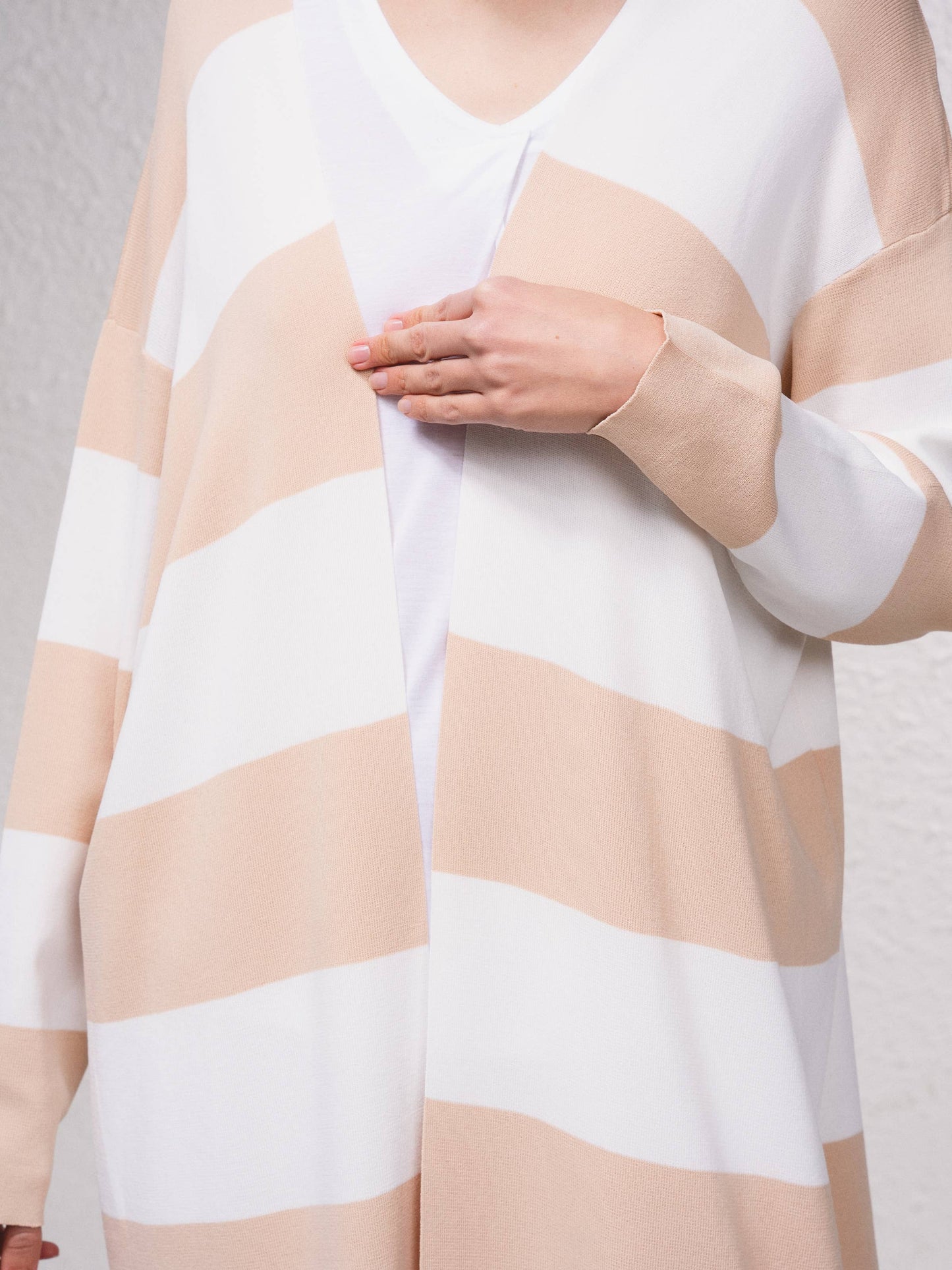 Cardigan lungo a righe aperto