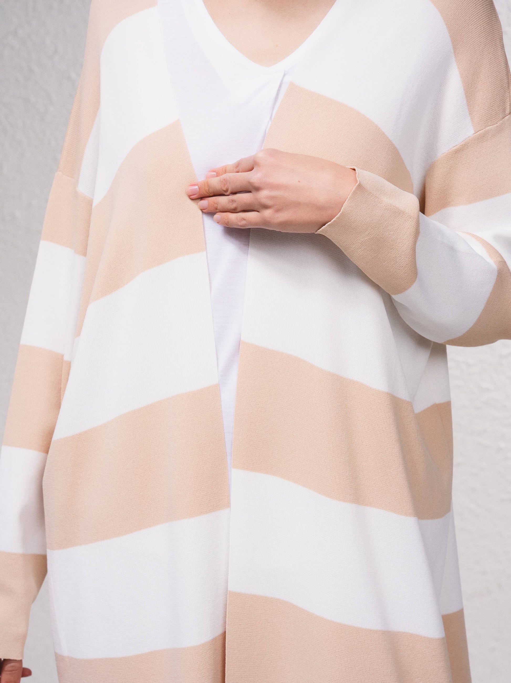 Cardigan lungo a righe aperto