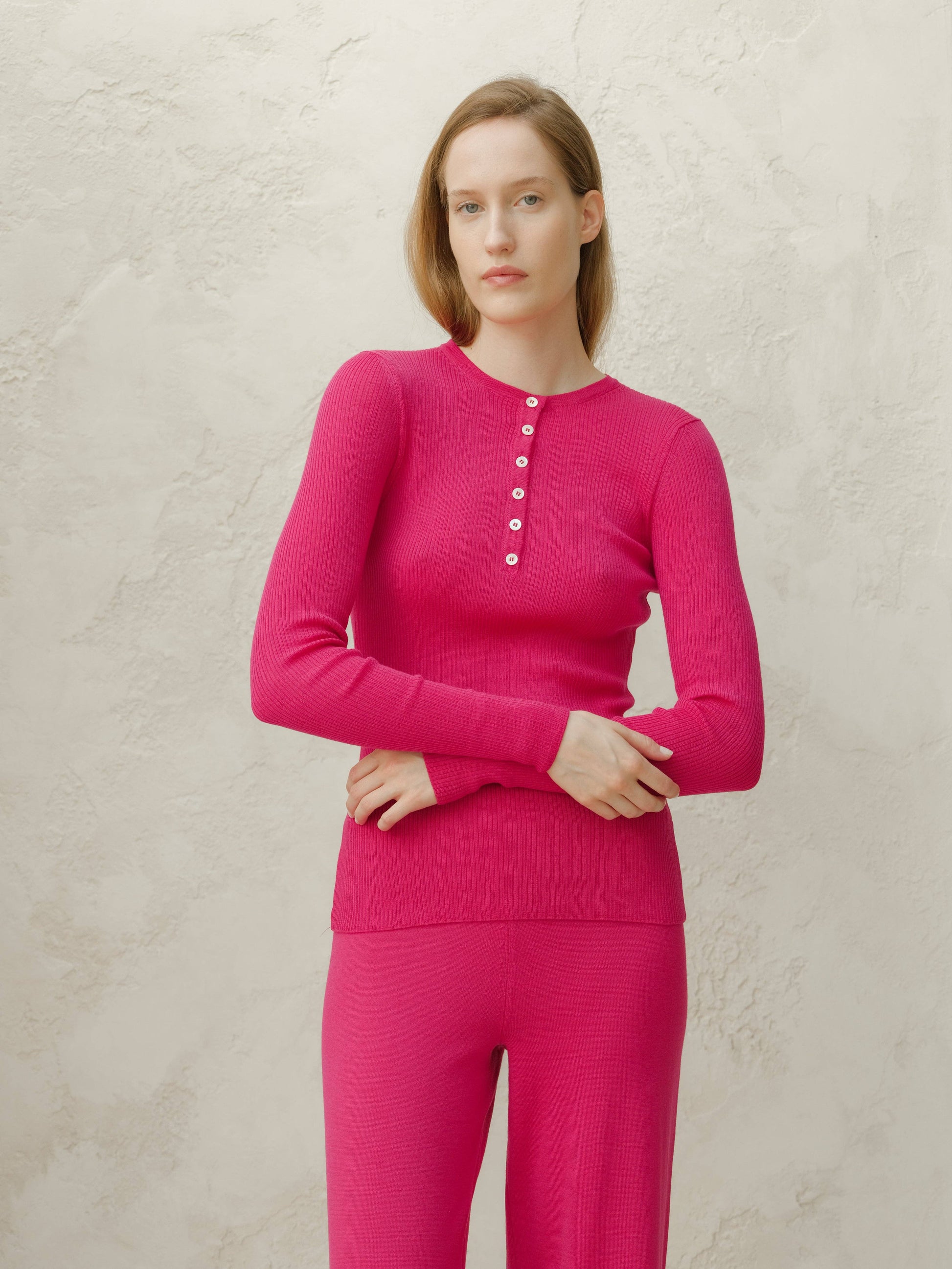 Maglione a costine in lana merino extra fine con bottoni