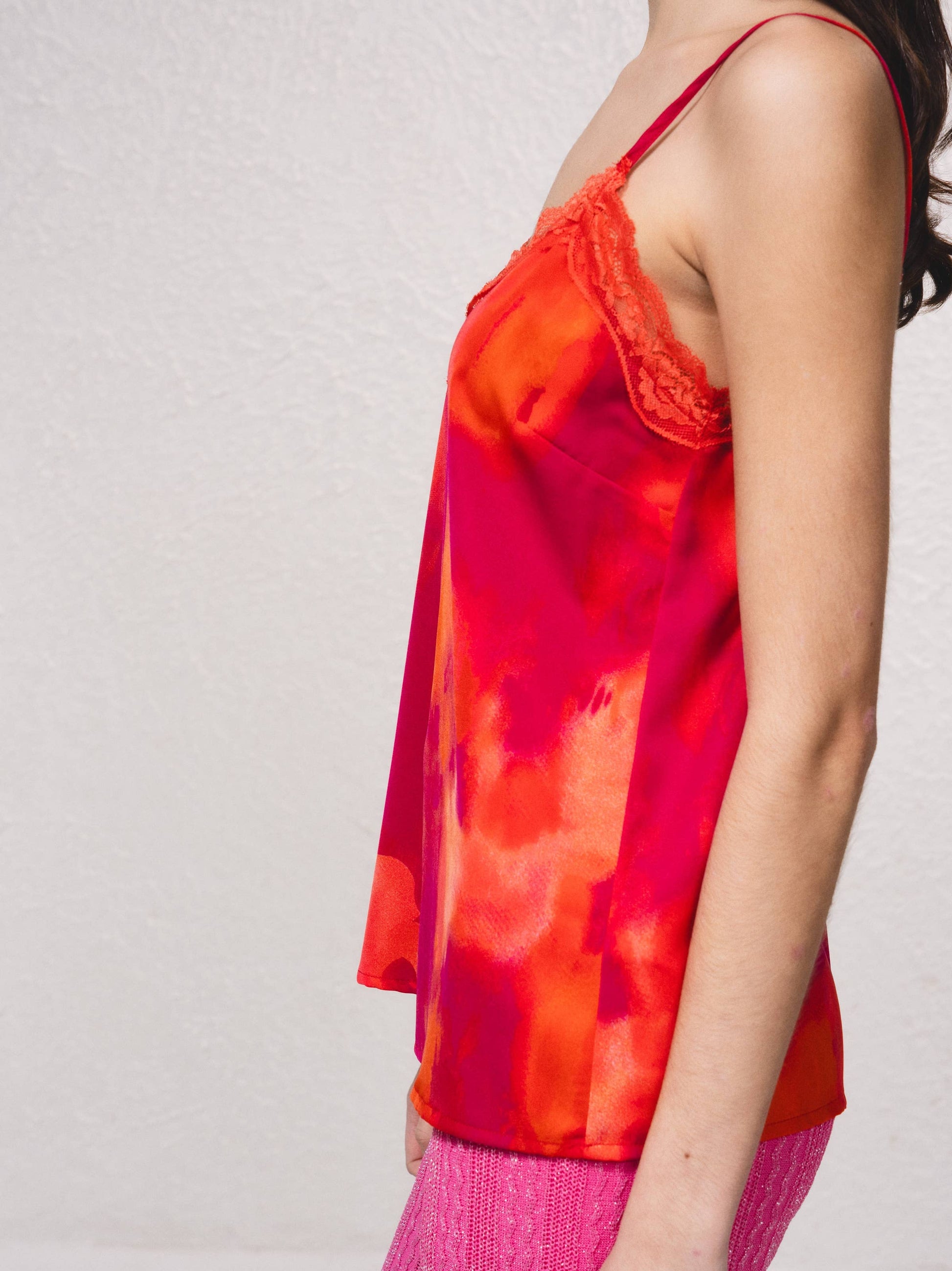 Top stampato con pizzo e scollo a V
