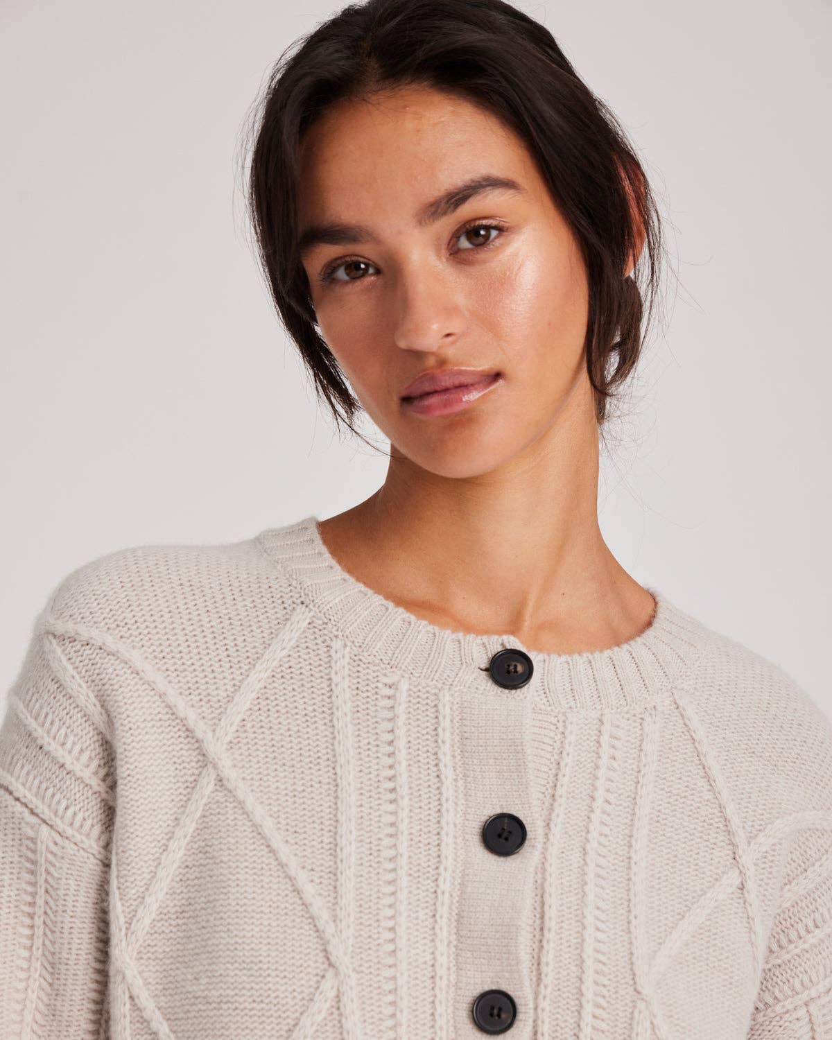 Cardigan Clara in lana d’agnello biologica color Fossil