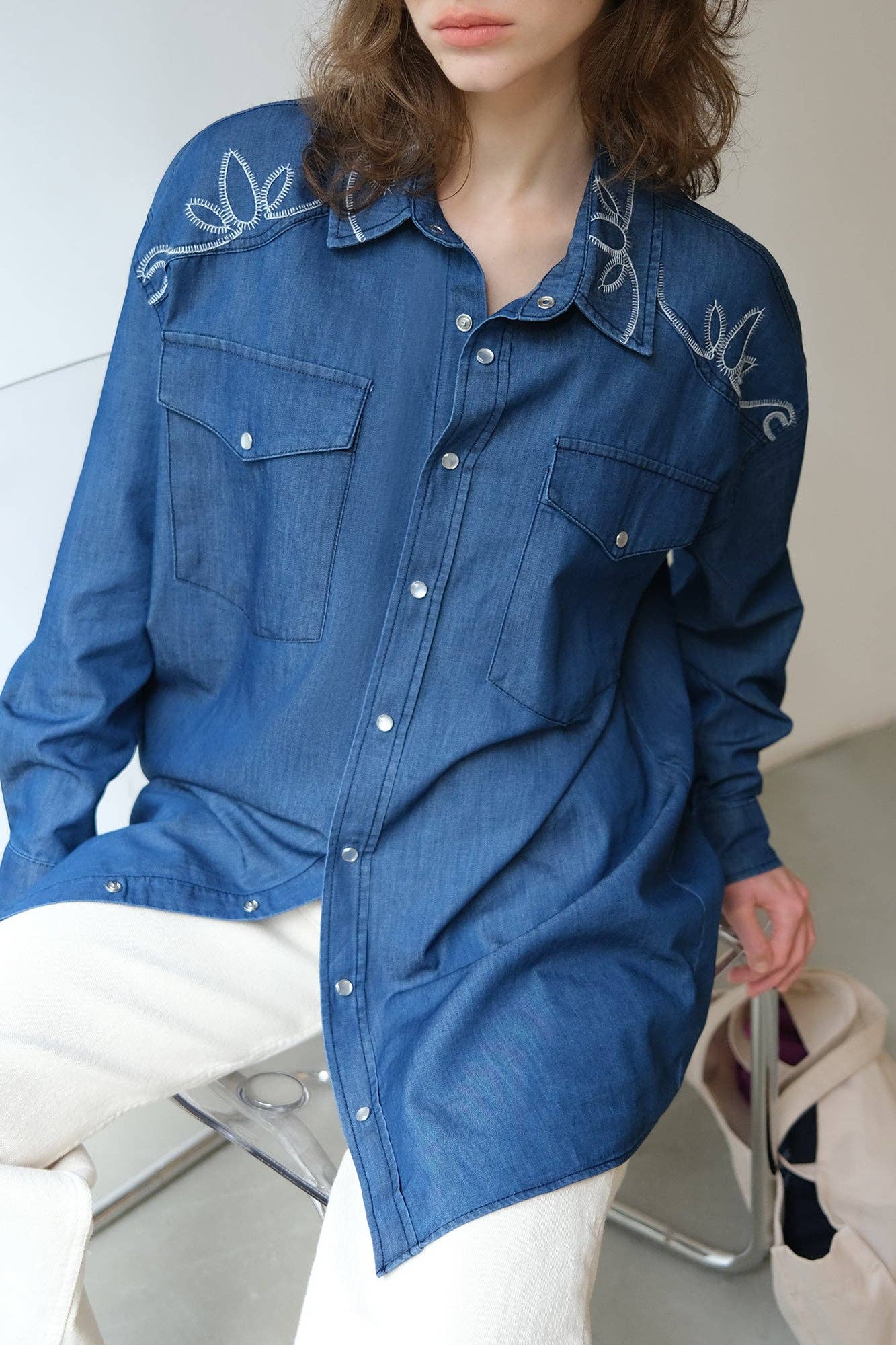 Camicia in cotone effetto denim ricamata