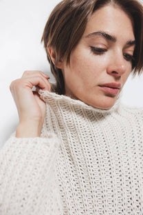 Maglione a trecce con collo alto