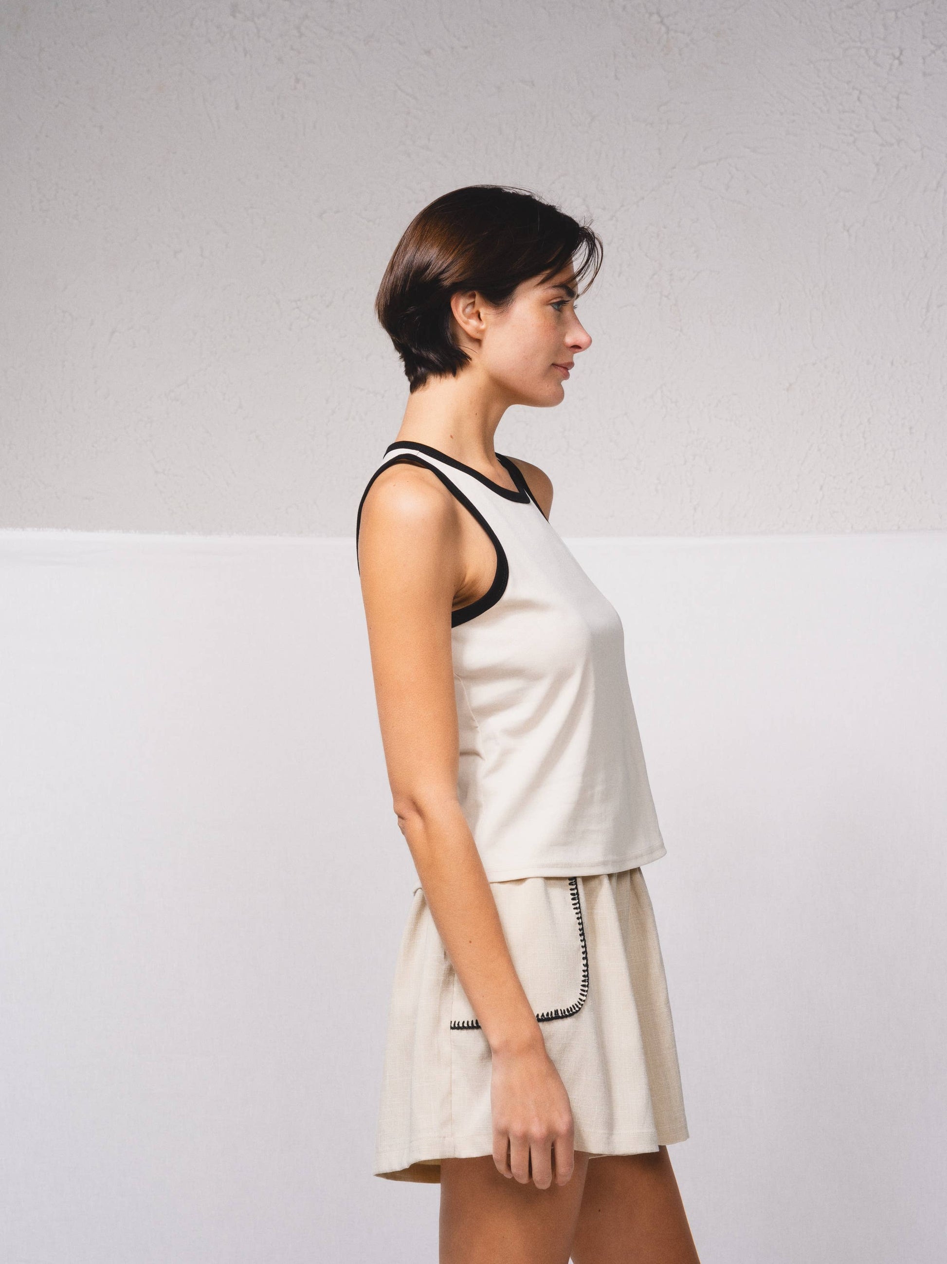 Top basic con bordi a contrasto
