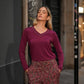 Maglia donna a manica lunga con scollo a V e borchie