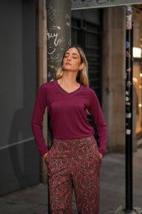 Maglia donna a manica lunga con scollo a V e borchie