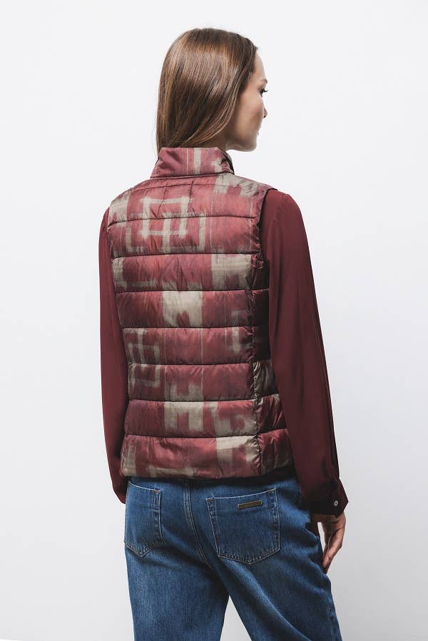 Gilet trapuntato con collo alto