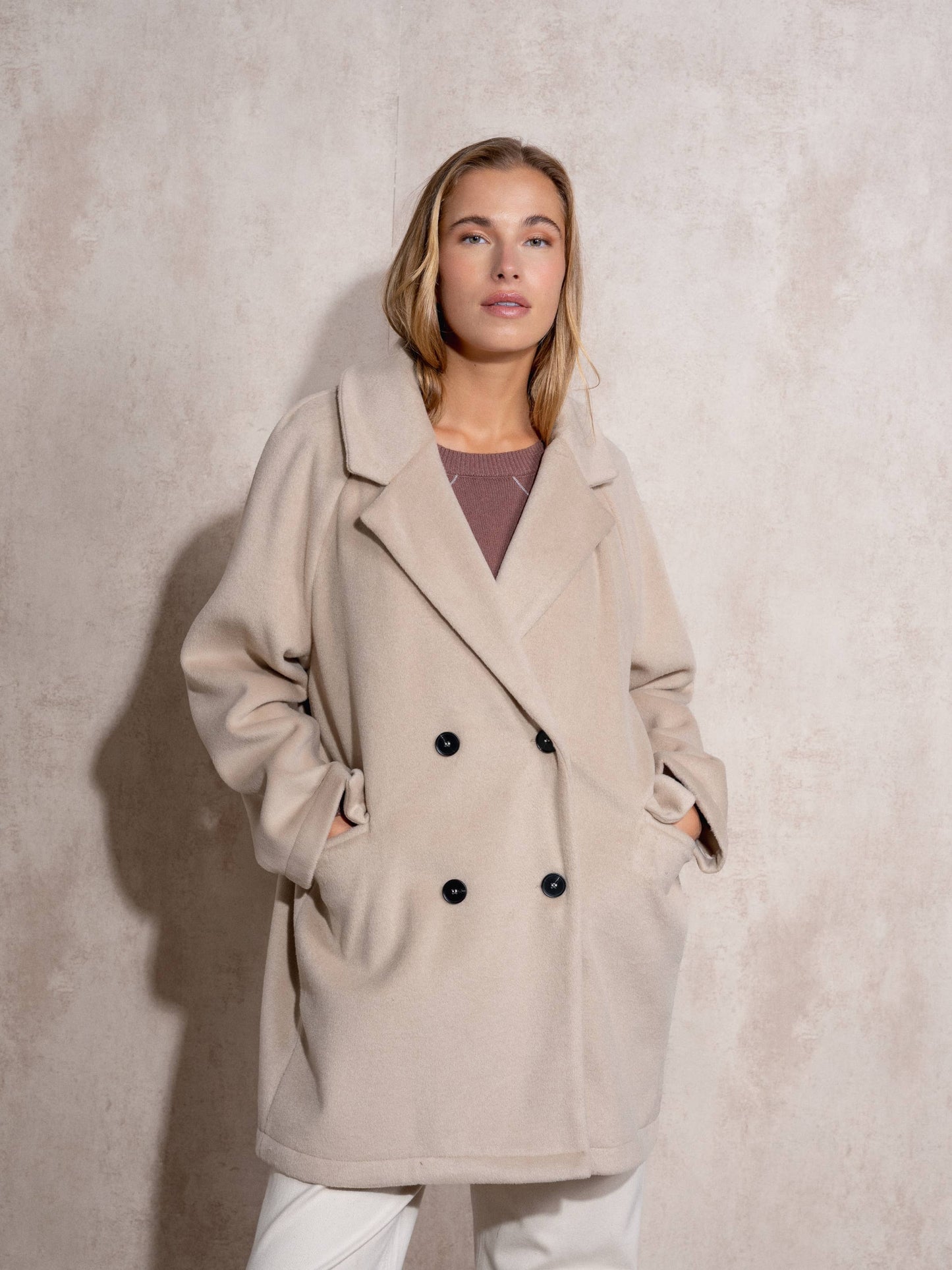 Cappotto midi doppiopetto con revers ampio