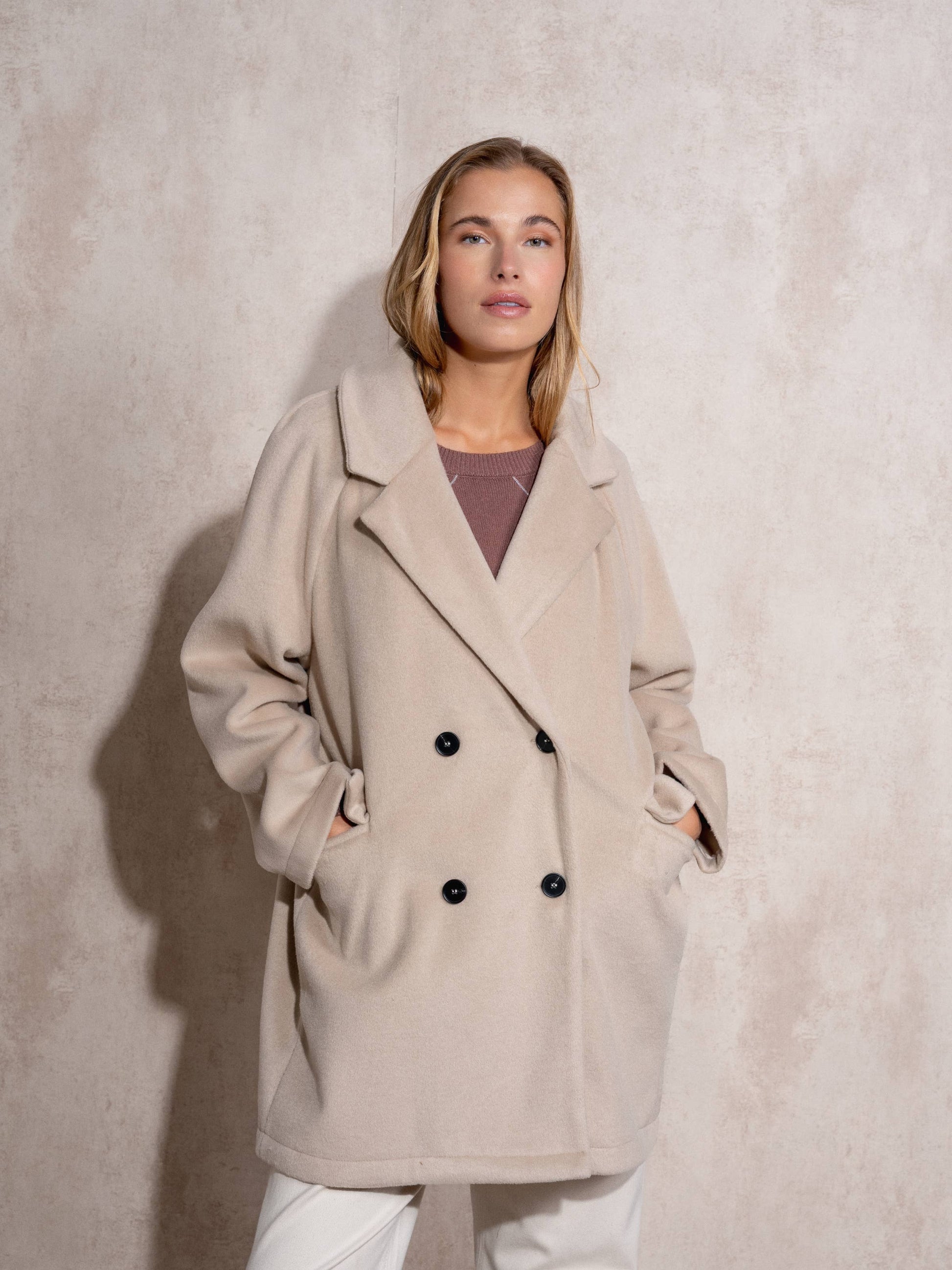 Cappotto midi doppiopetto con revers ampio