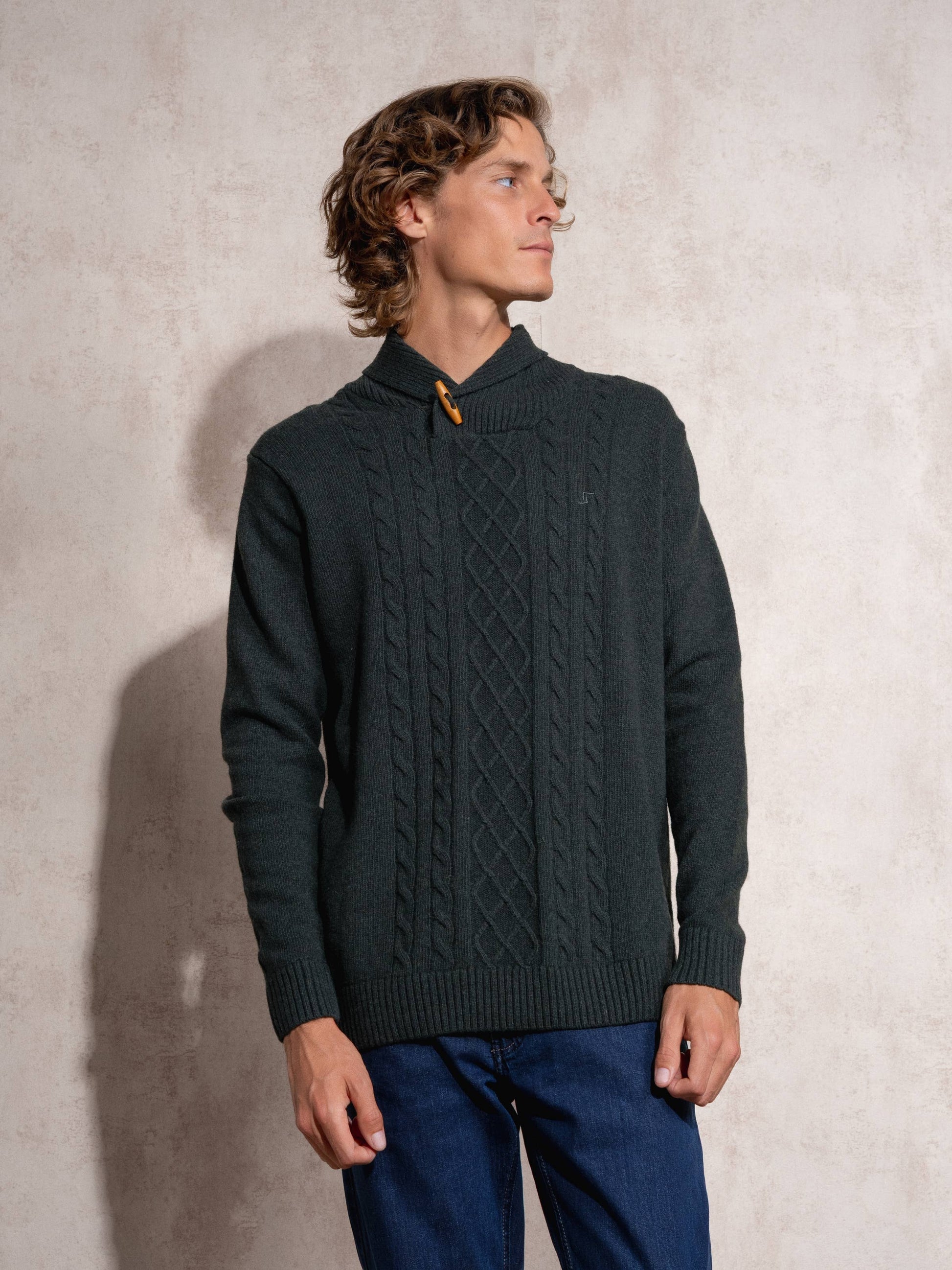 Maglione uomo intrecciato con collo a scialle e chiusura a bottone