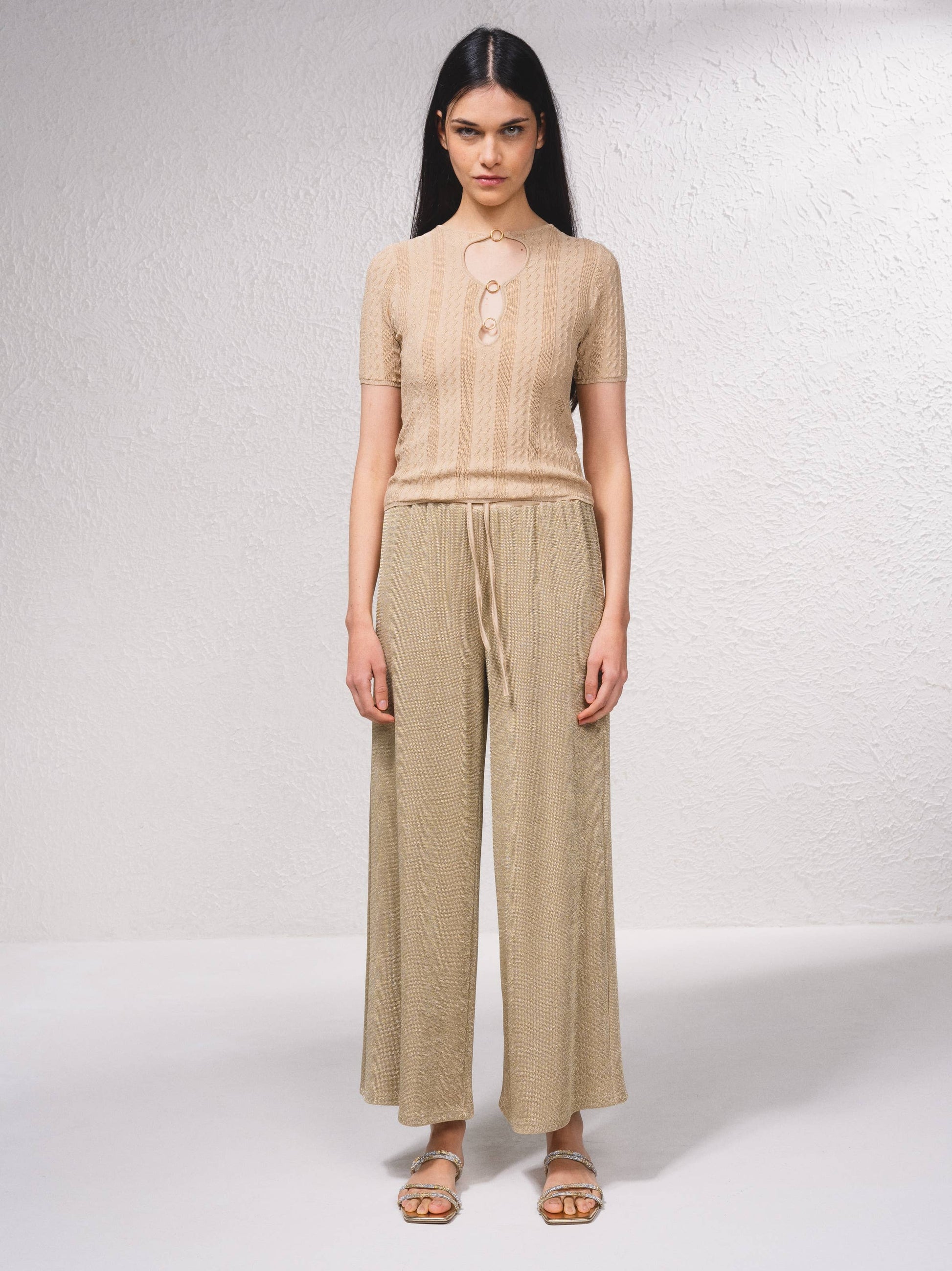 Top in maglia lurex con cut-out frontale
