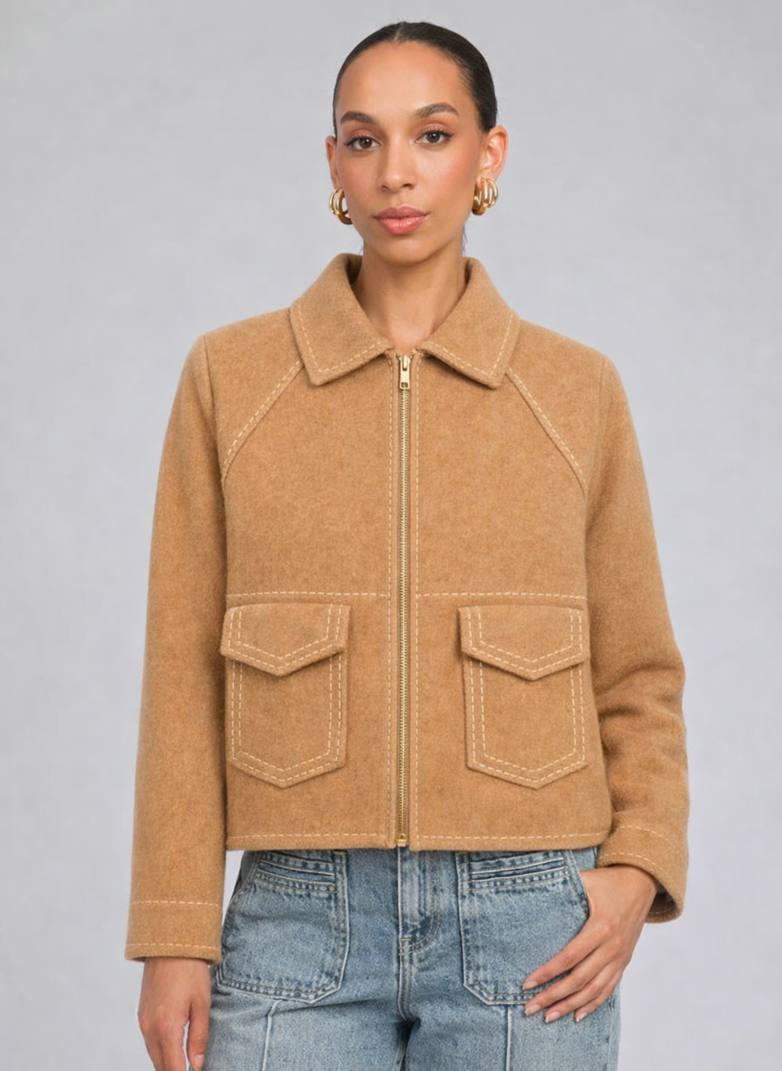 Giacca corta beige con zip e tasche