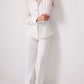 Completo bianco sartoriale con blazer strutturato e pantaloni palazzo