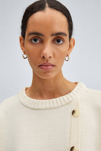 Maglione in maglia con bottoni asimmetrici ecru