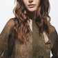 Blusa semitrasparente stampata con laccio al collo