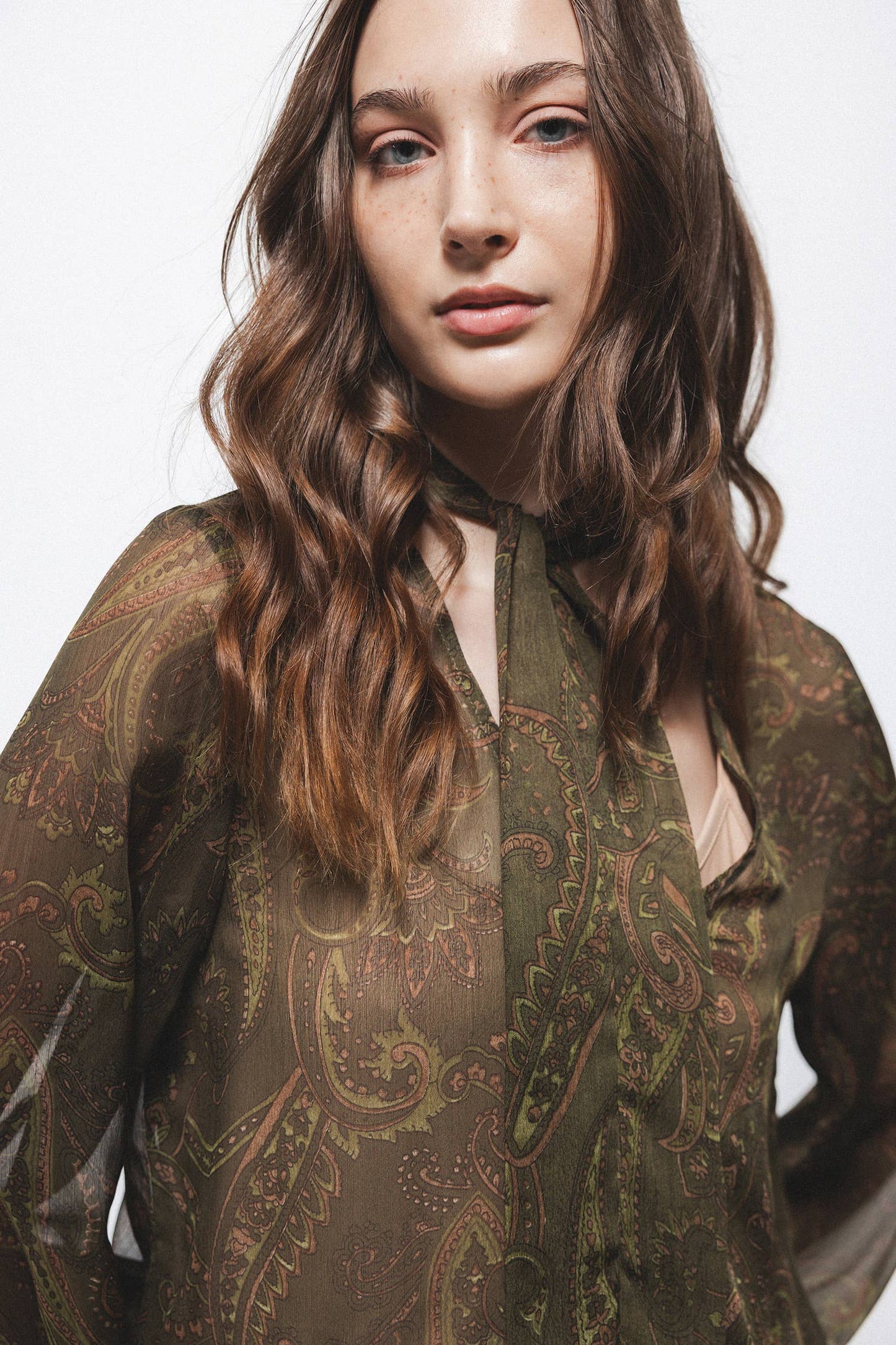 Blusa semitrasparente stampata con laccio al collo