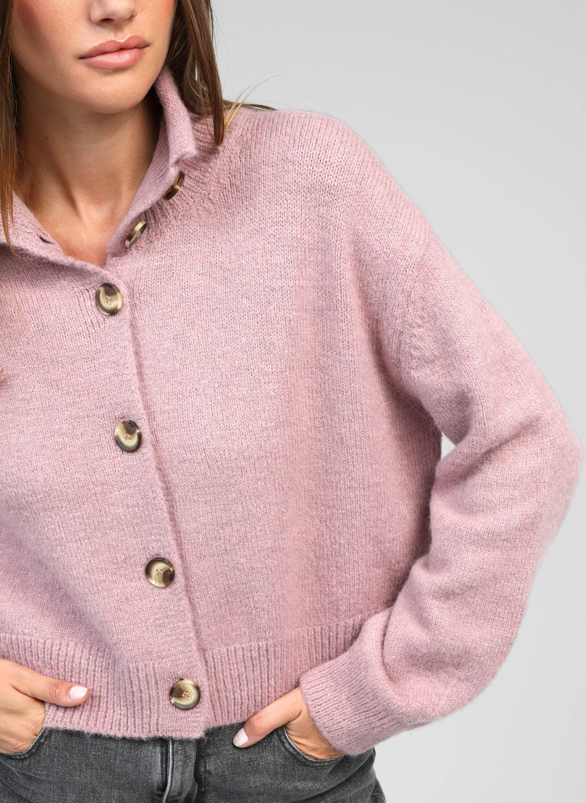 Cardigan in maglia rosa antico con collo alto e bottoni