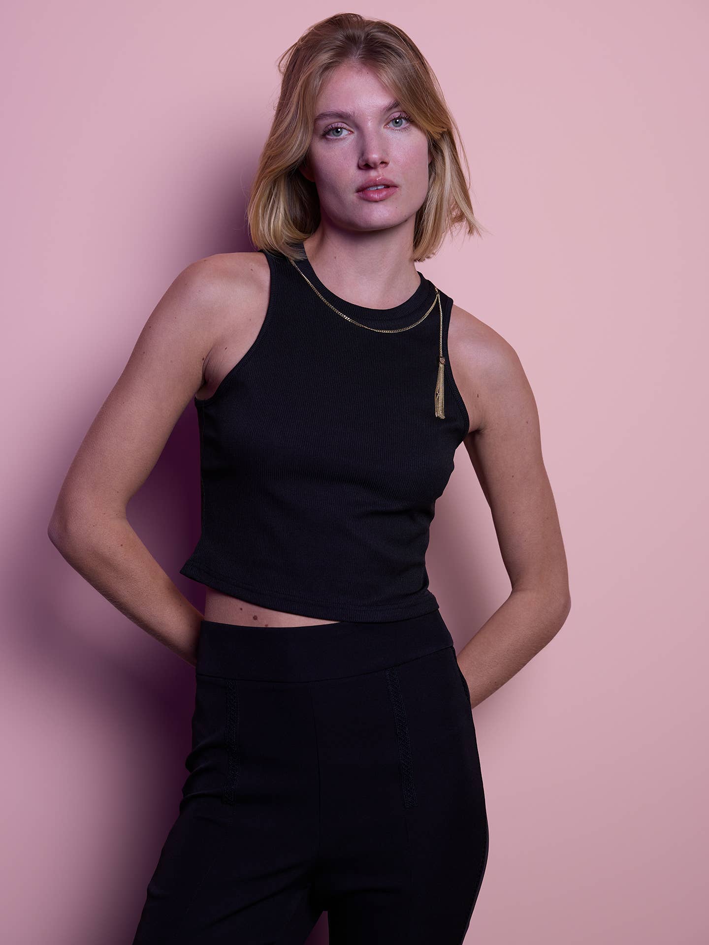 Top canotta cropped a costine con dettaglio zip