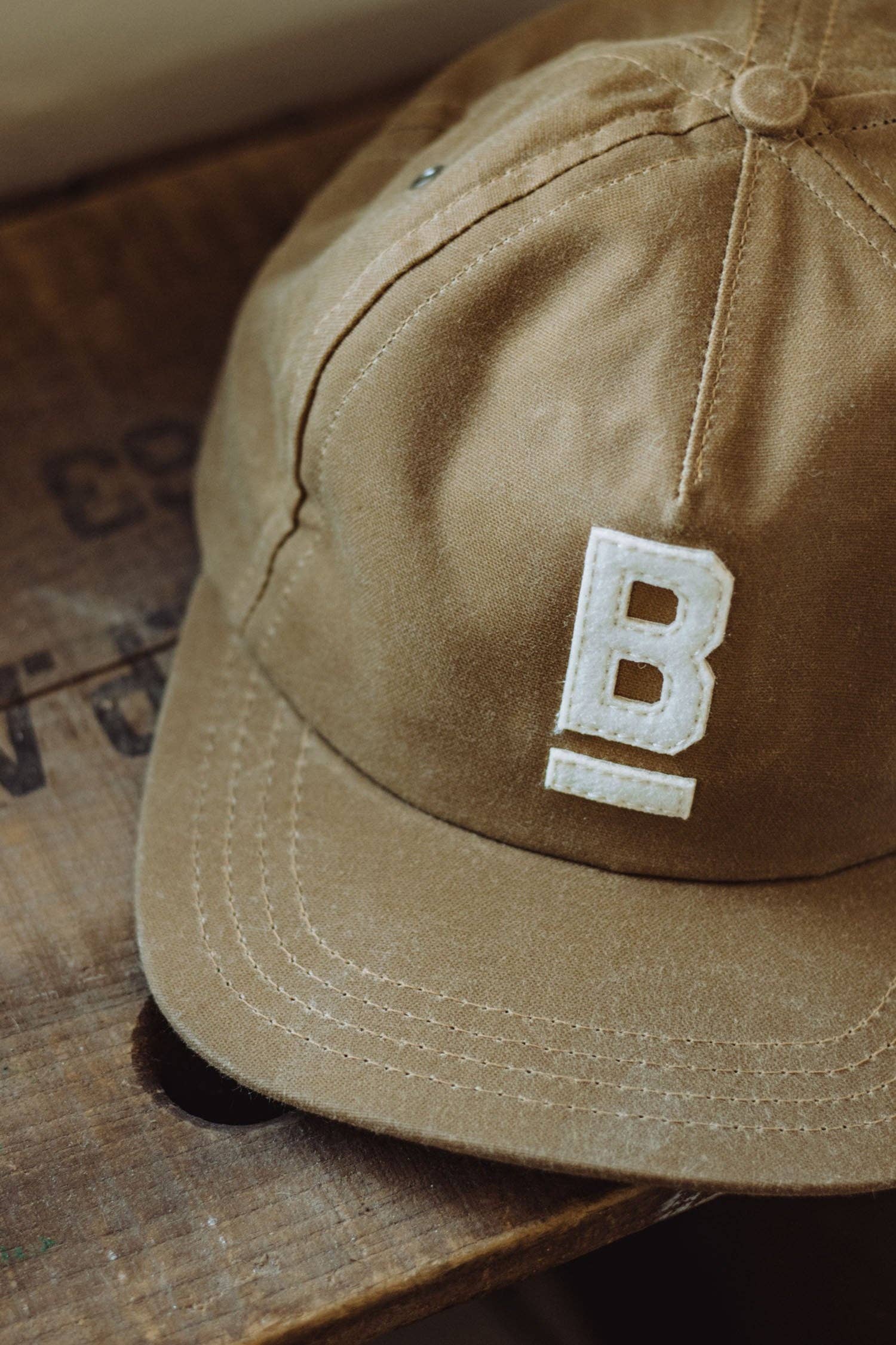 Cappellino in tela cerata con logo ricamato