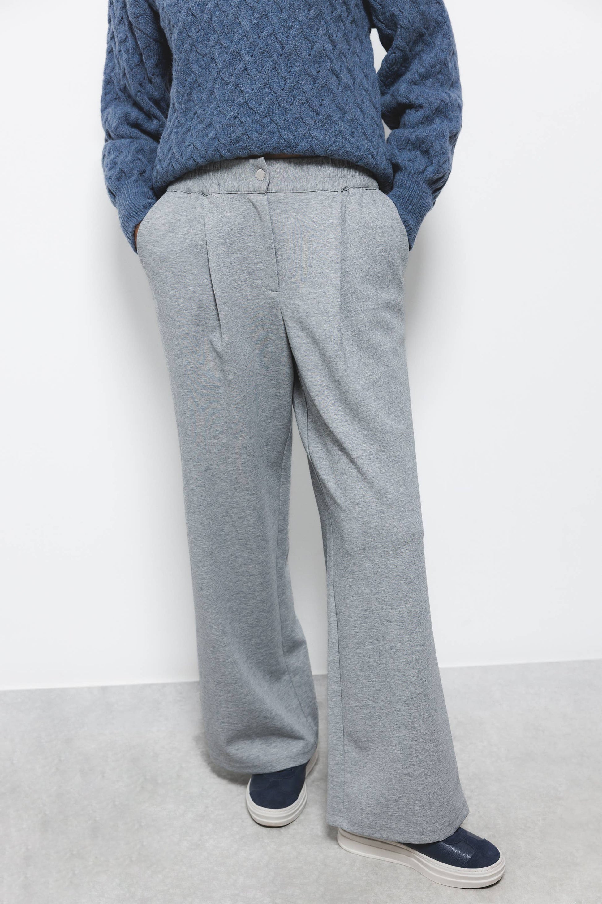 Pantaloni a palazzo con pieghe e vita elasticizzata