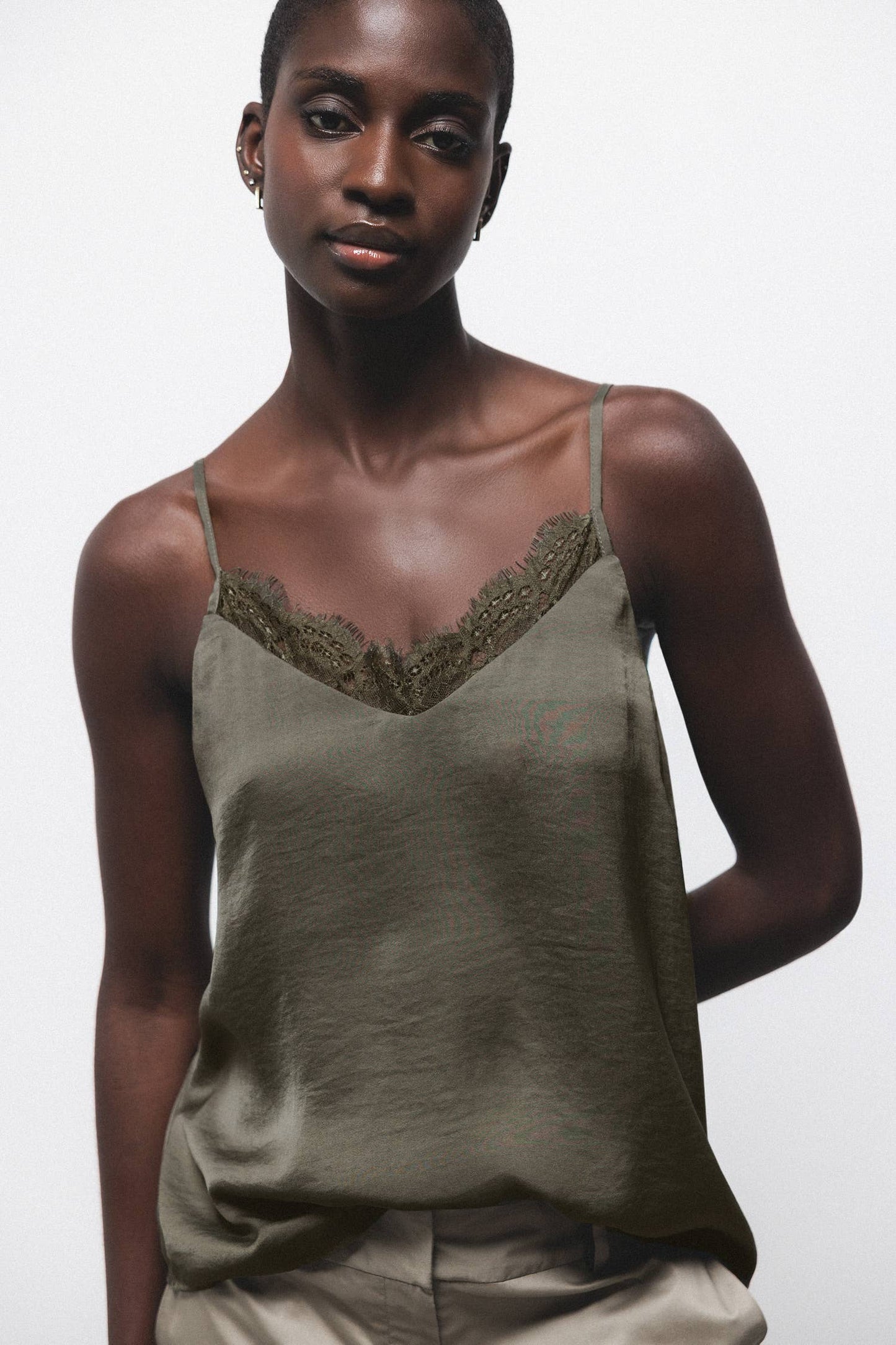 Top lingerie con scollo a V e dettaglio in pizzo