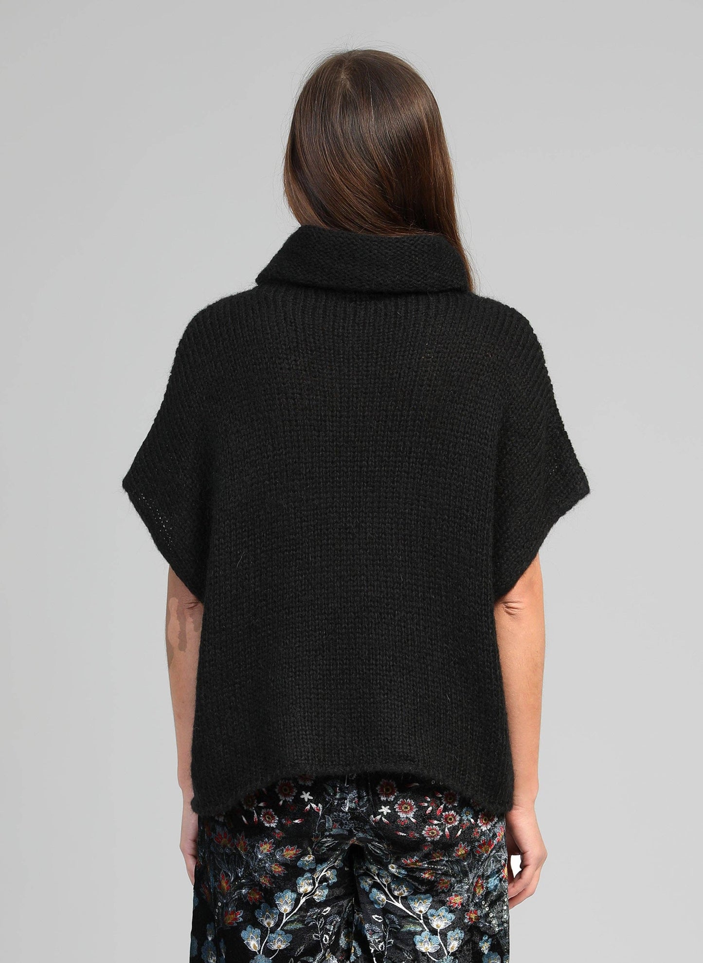Pull oversize nero stile poncho con collo alto