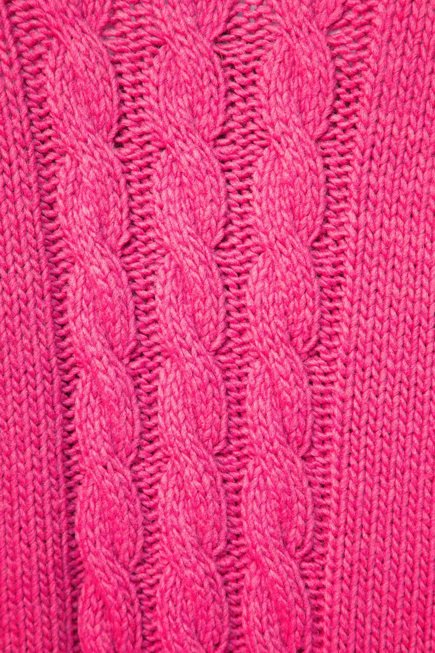 Maglione in maglia a trecce fucsia