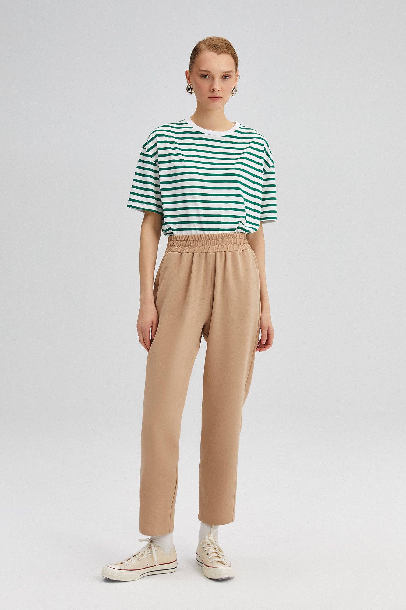 Pantaloni in crepe beige a vita elastica