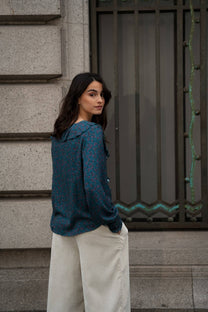 Blusa floreale con volant e scollo a V