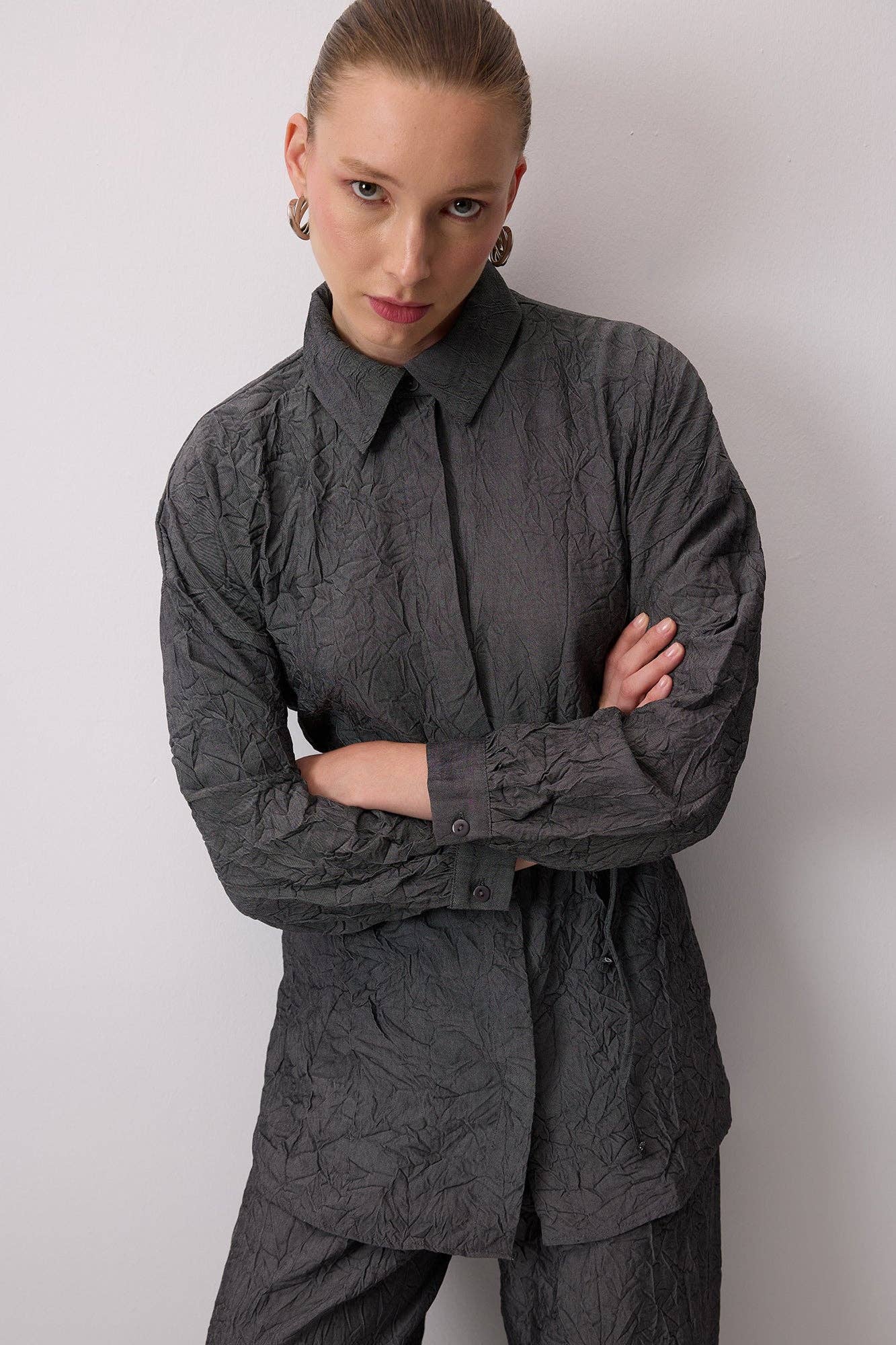 Completo camicia e pantaloni testurizzati effetto stropicciato