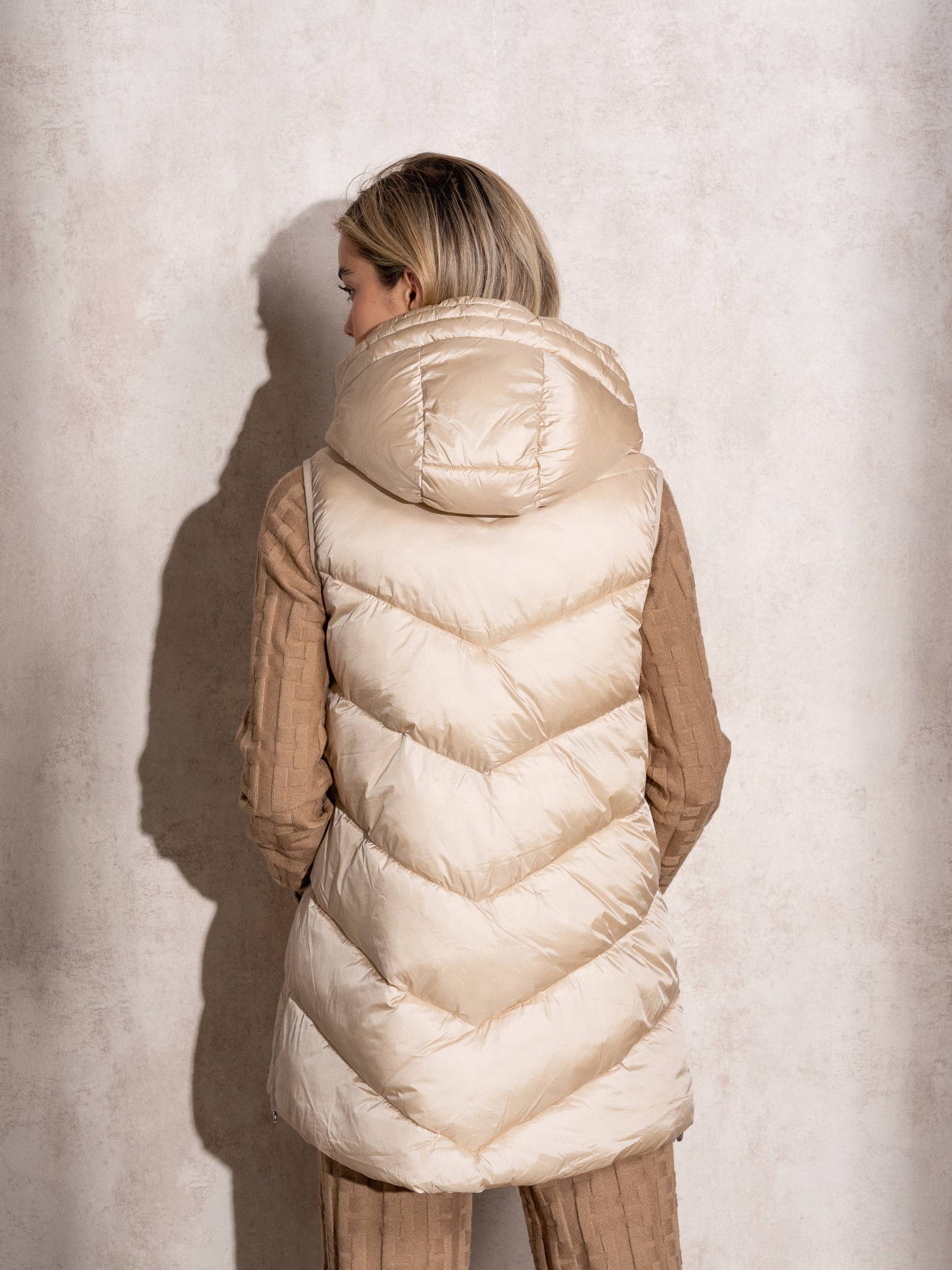 Gilet imbottito lungo con cappuccio da donna