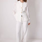 Completo bianco sartoriale con blazer strutturato e pantaloni palazzo