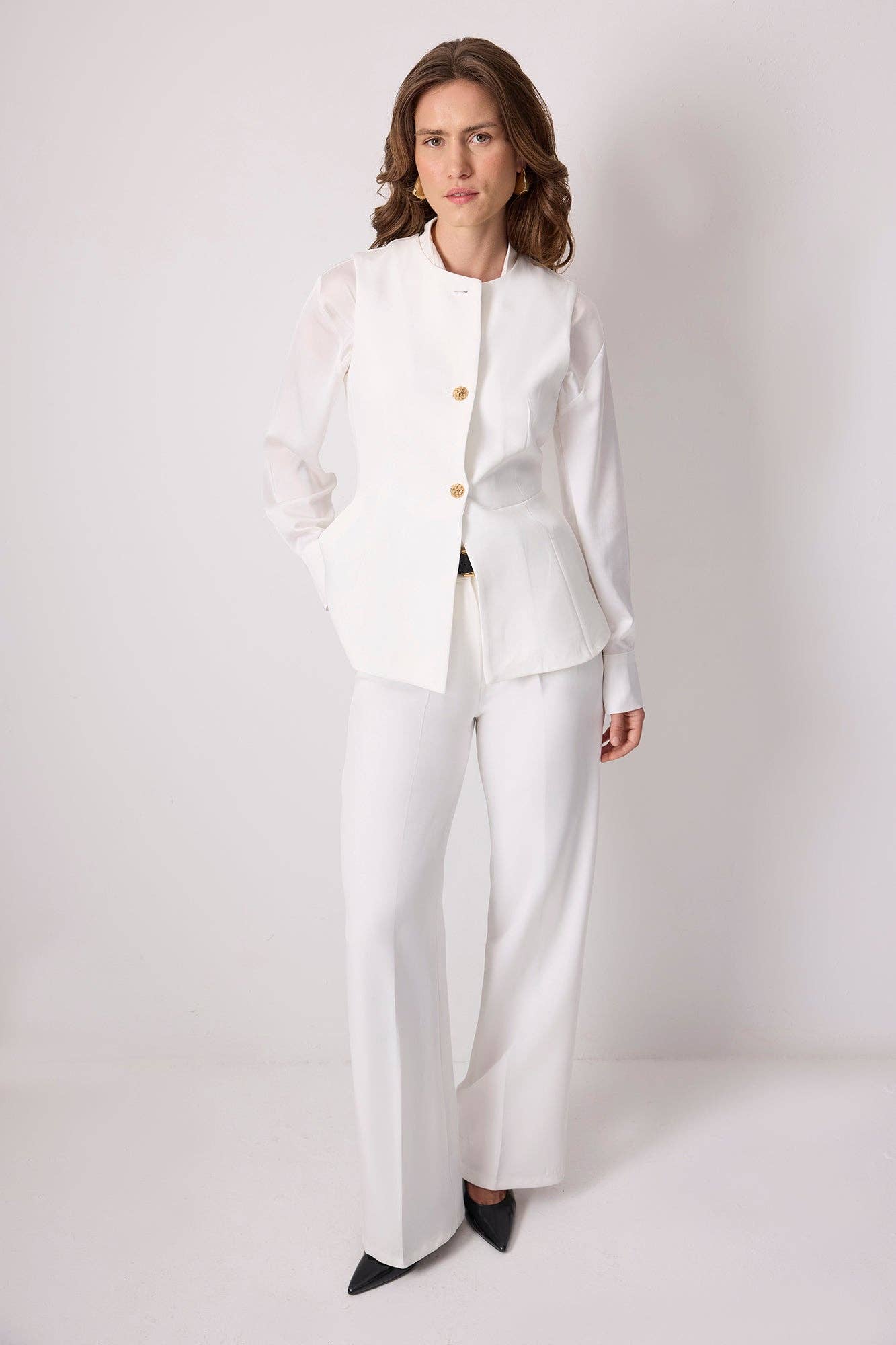 Completo bianco sartoriale con blazer strutturato e pantaloni palazzo